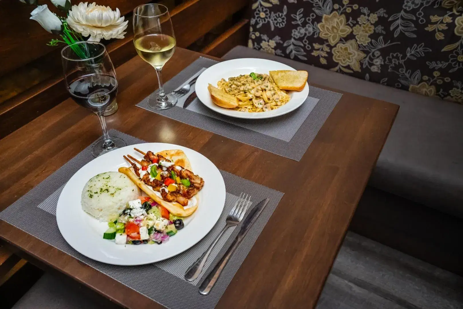 Food and drinks in Monte Carlo Inn Airport Suites Food and drinks in Monte Carlo Inn Airport Suites