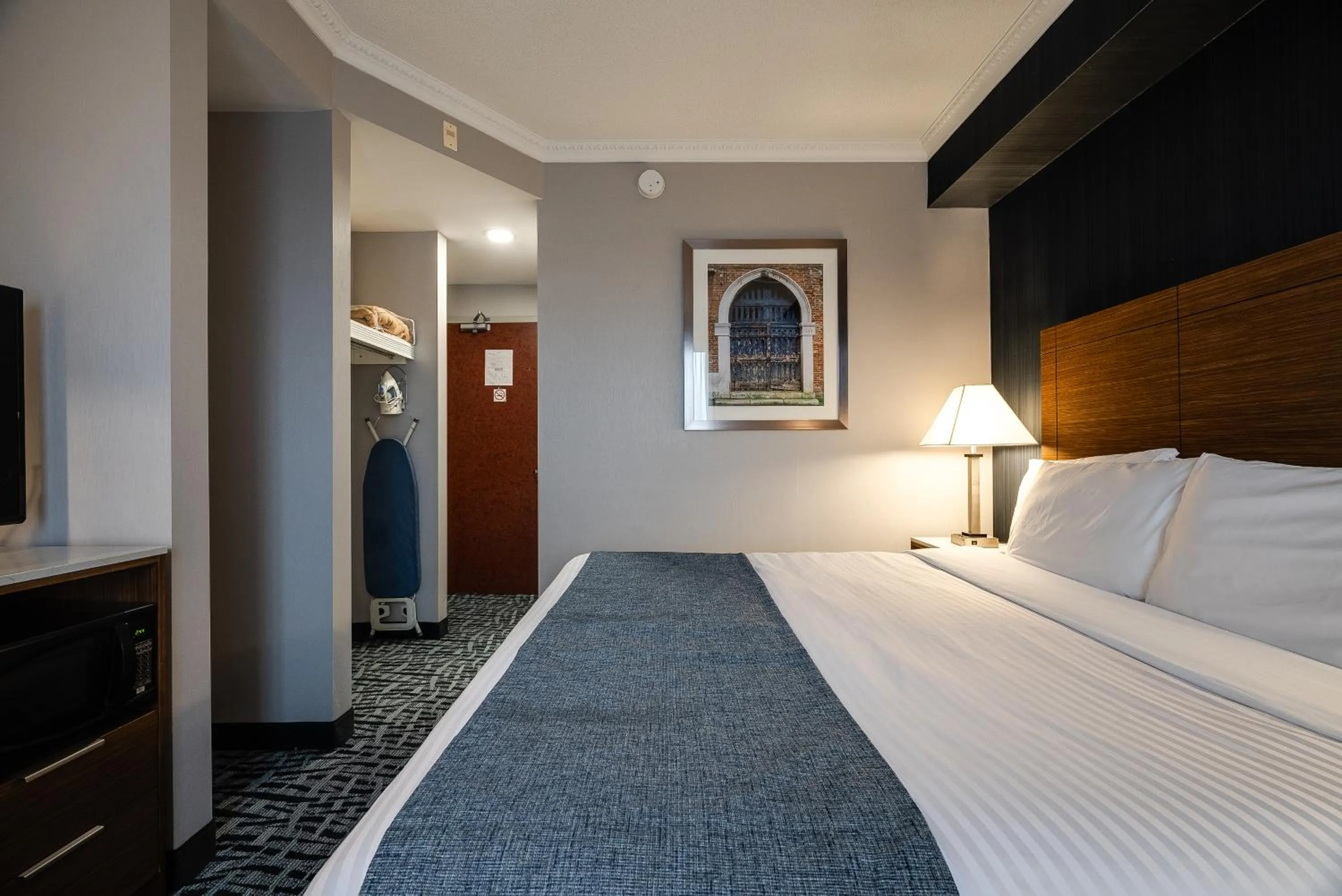 Bedroom, Bed in Monte Carlo Inn Toronto West Suites