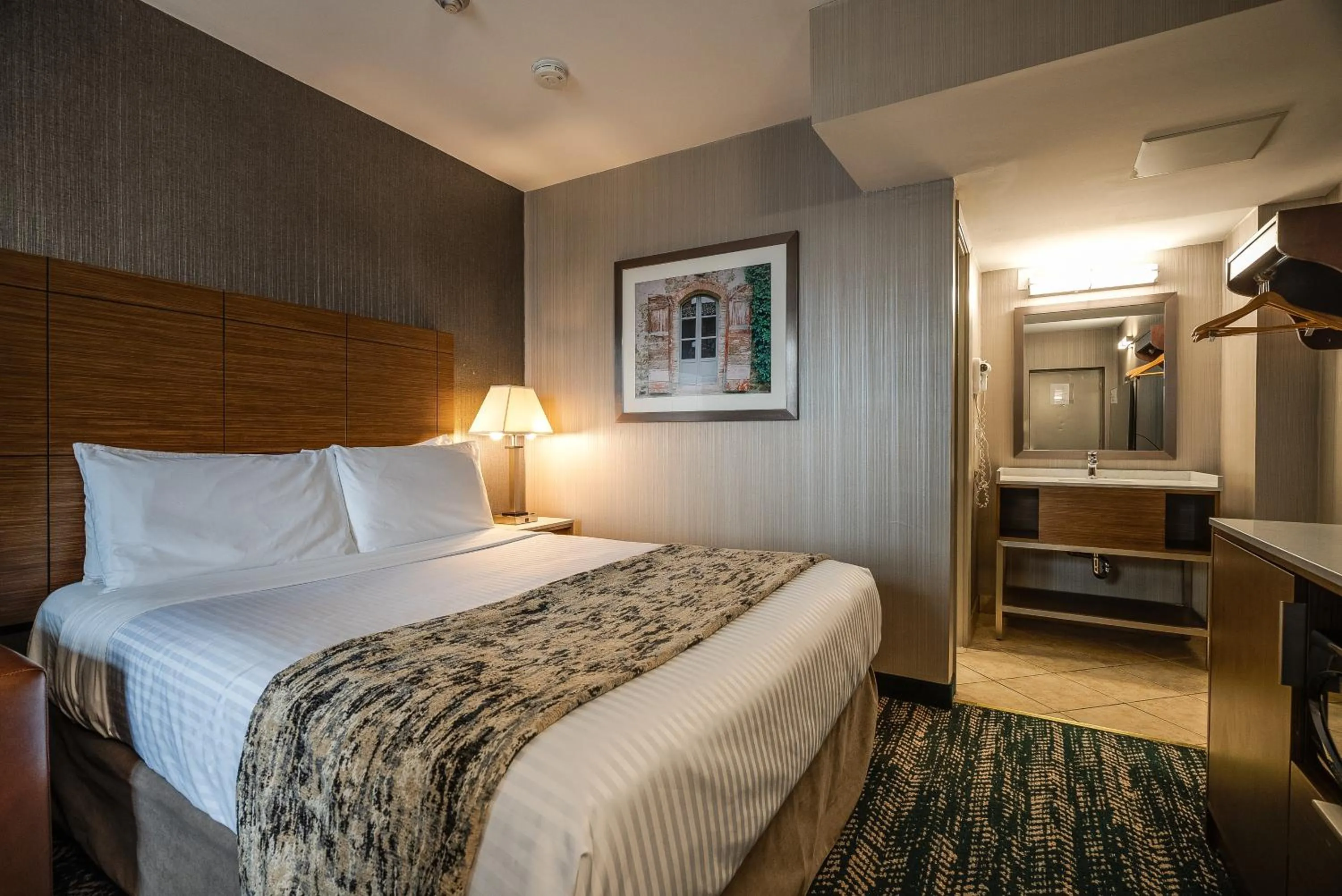 Bed in Monte Carlo Inn Toronto West Suites