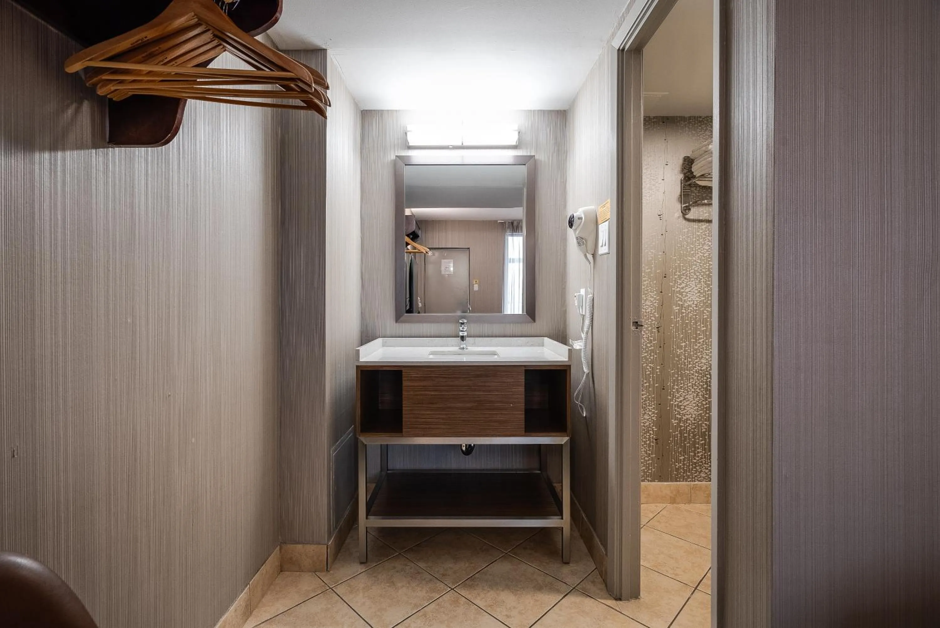 Bathroom, Bed in Monte Carlo Inn Toronto West Suites