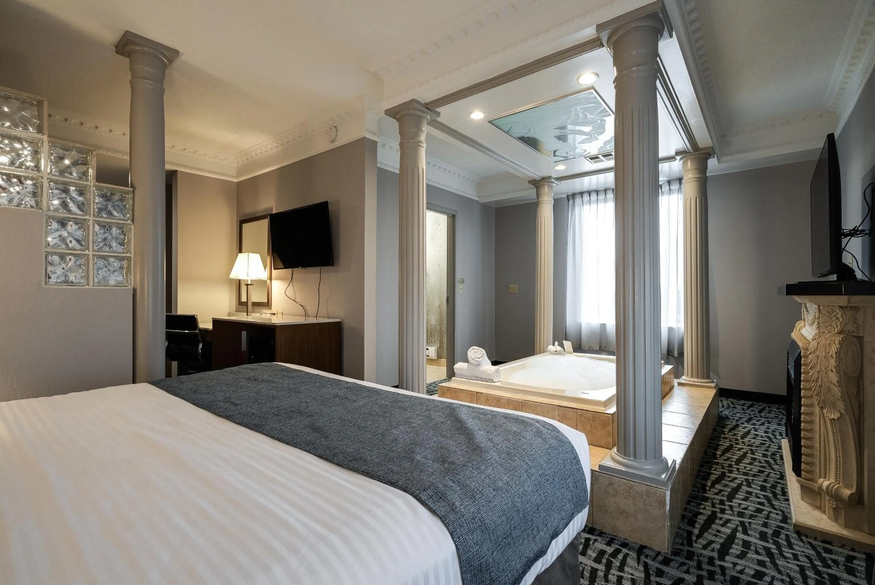 Bedroom, Bed in Monte Carlo Inn Toronto West Suites