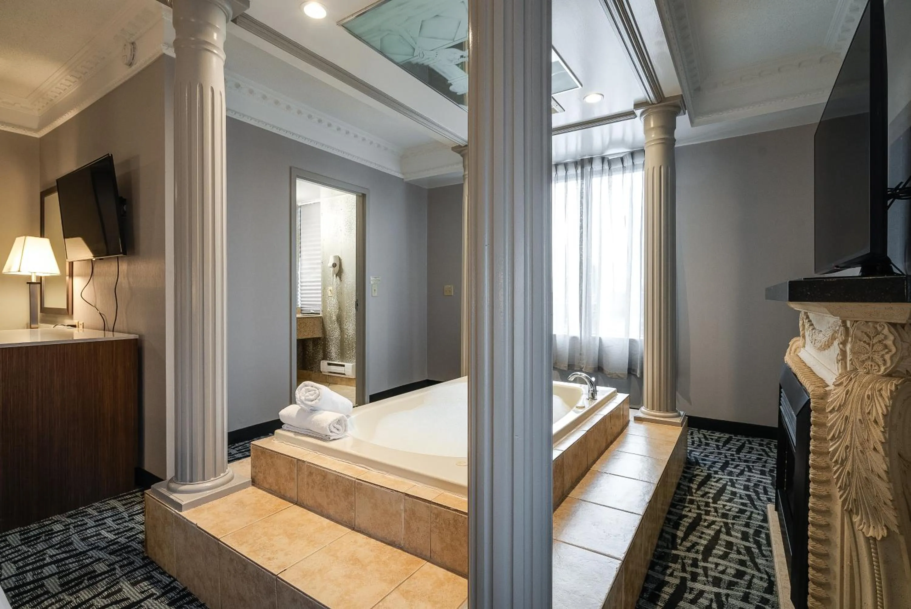 Hot Tub, Bed in Monte Carlo Inn Toronto West Suites