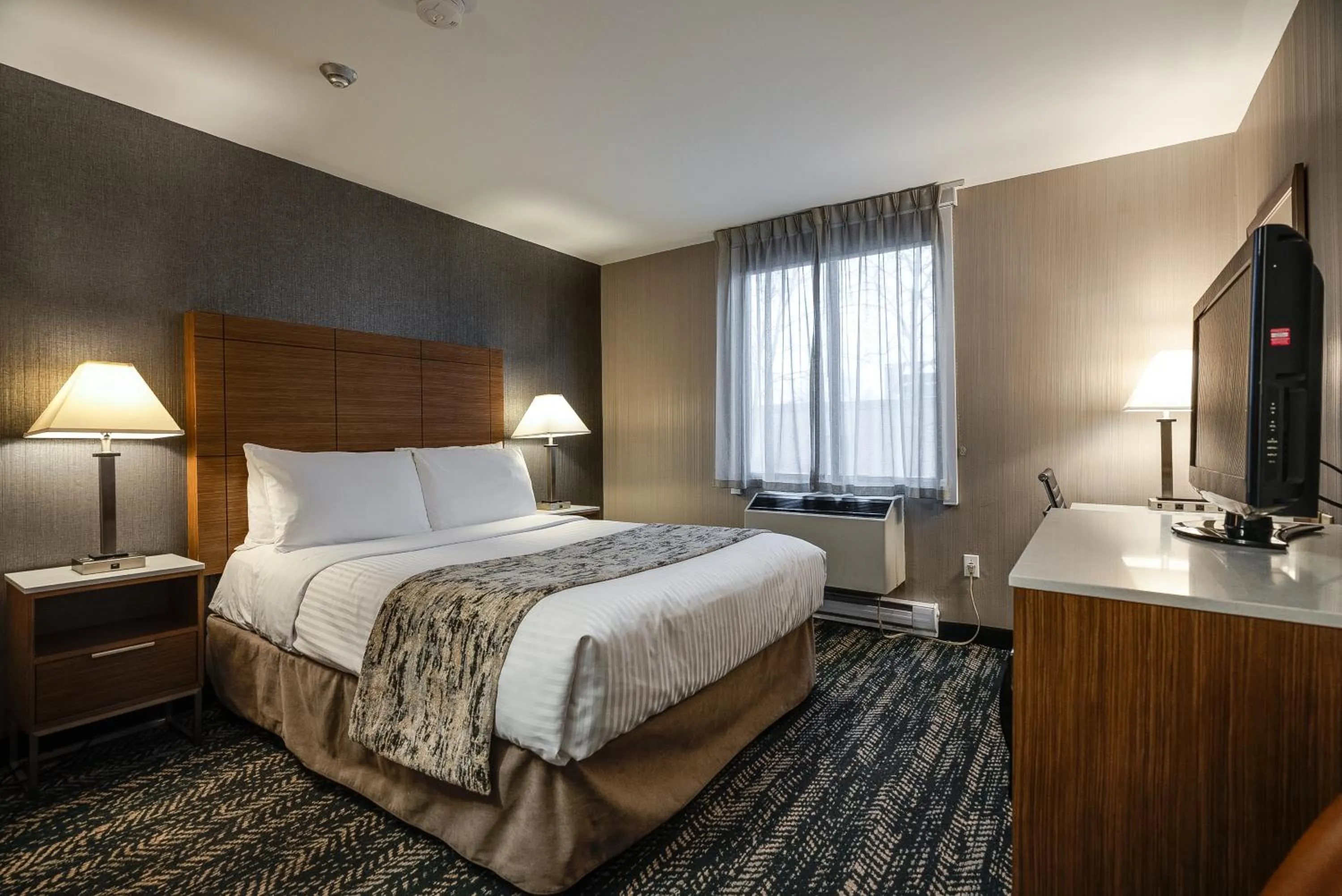 Bedroom, Bed in Monte Carlo Inn Toronto West Suites