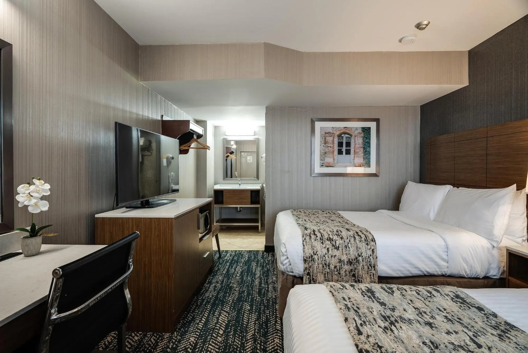 Bedroom, Bed in Monte Carlo Inn Toronto West Suites