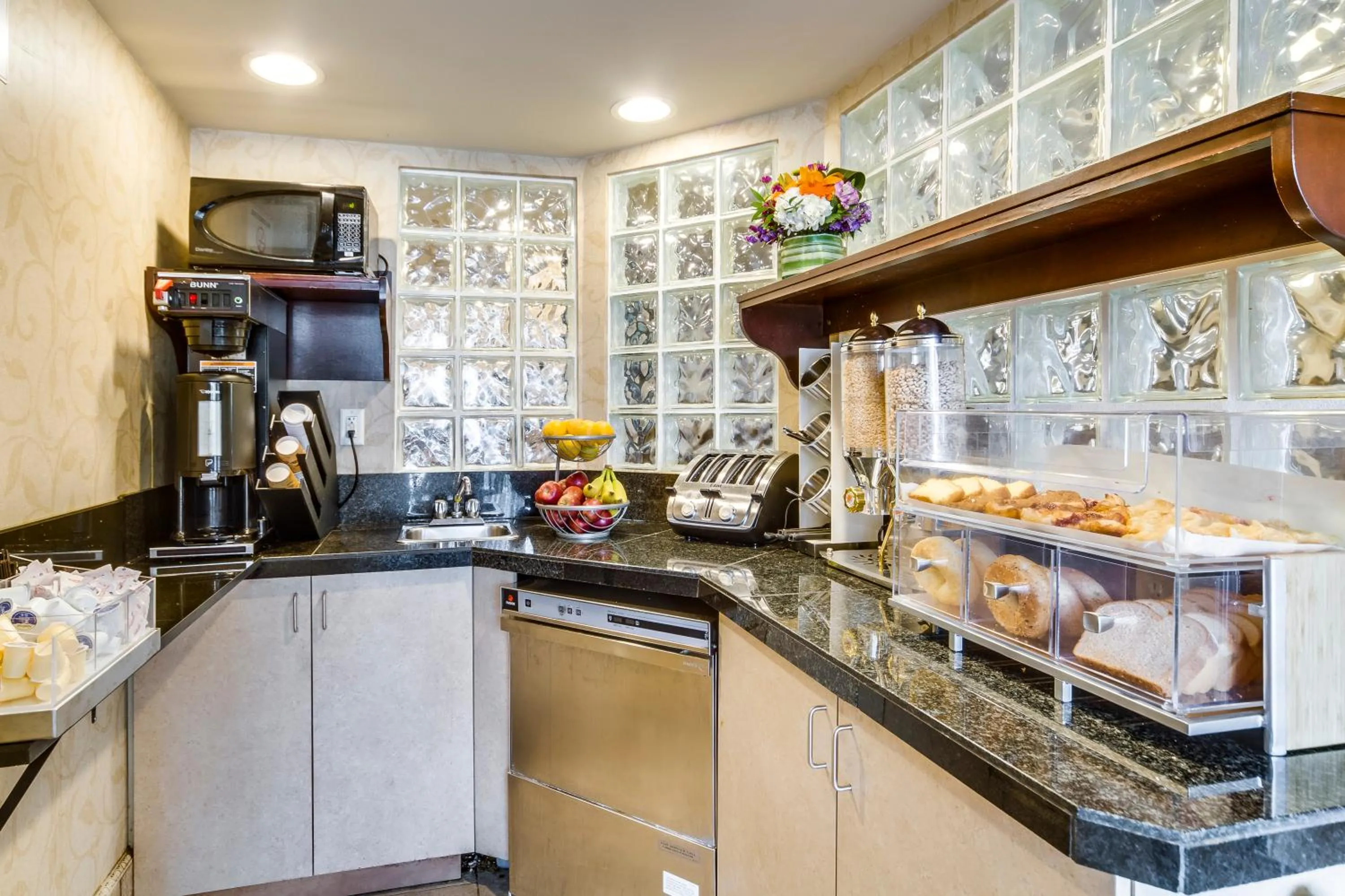 Coffee/tea facilities in Monte Carlo Inn Toronto West Suites