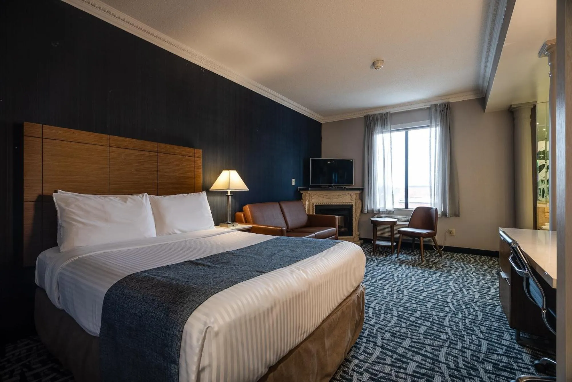 Photo of the whole room, Bed in Monte Carlo Inn Toronto West Suites