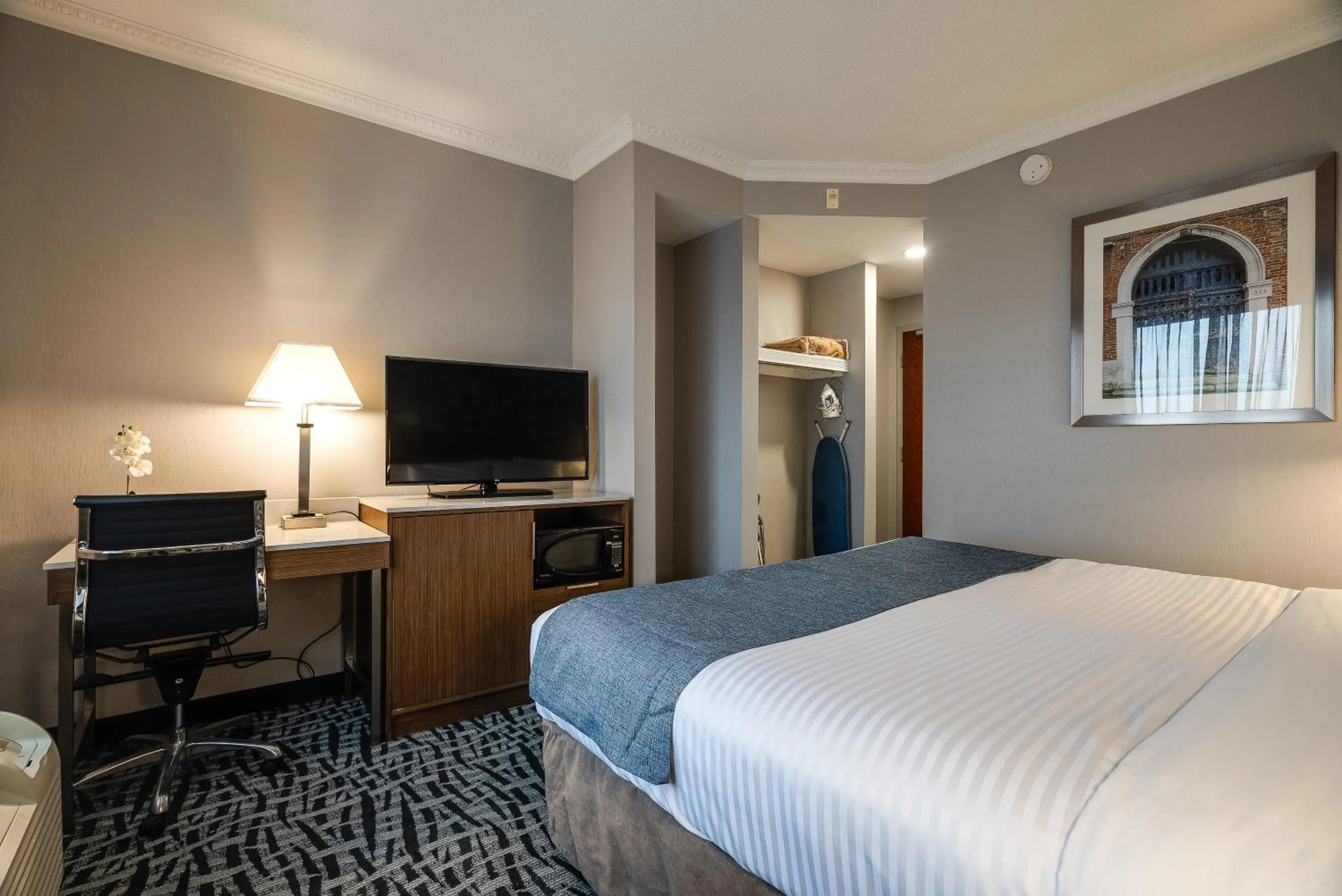 Bedroom, Bed in Monte Carlo Inn Toronto West Suites