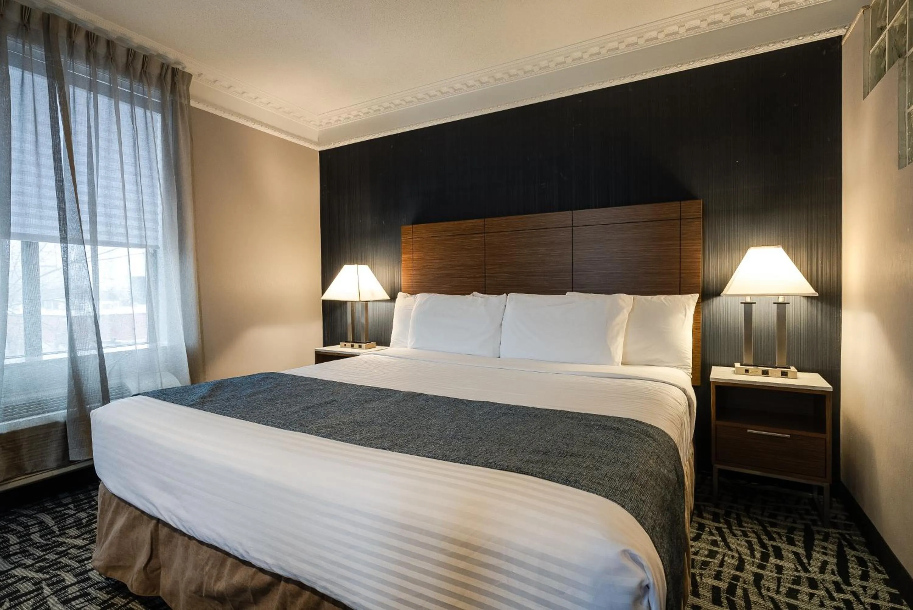 Bedroom, Bed in Monte Carlo Inn Toronto West Suites