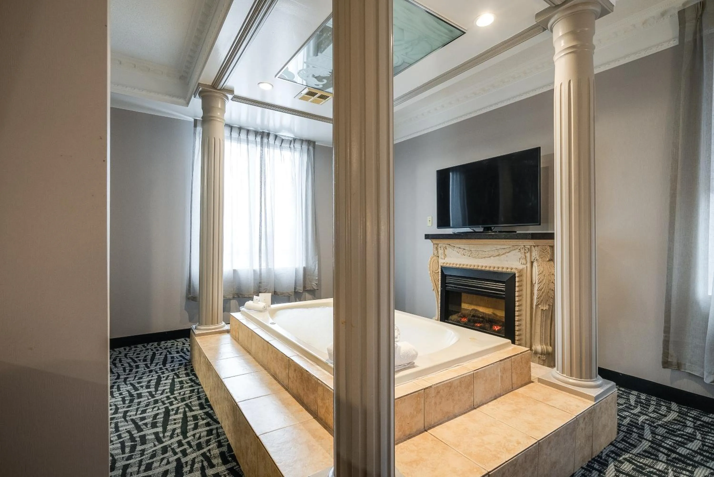 Hot Tub, Bed in Monte Carlo Inn Toronto West Suites