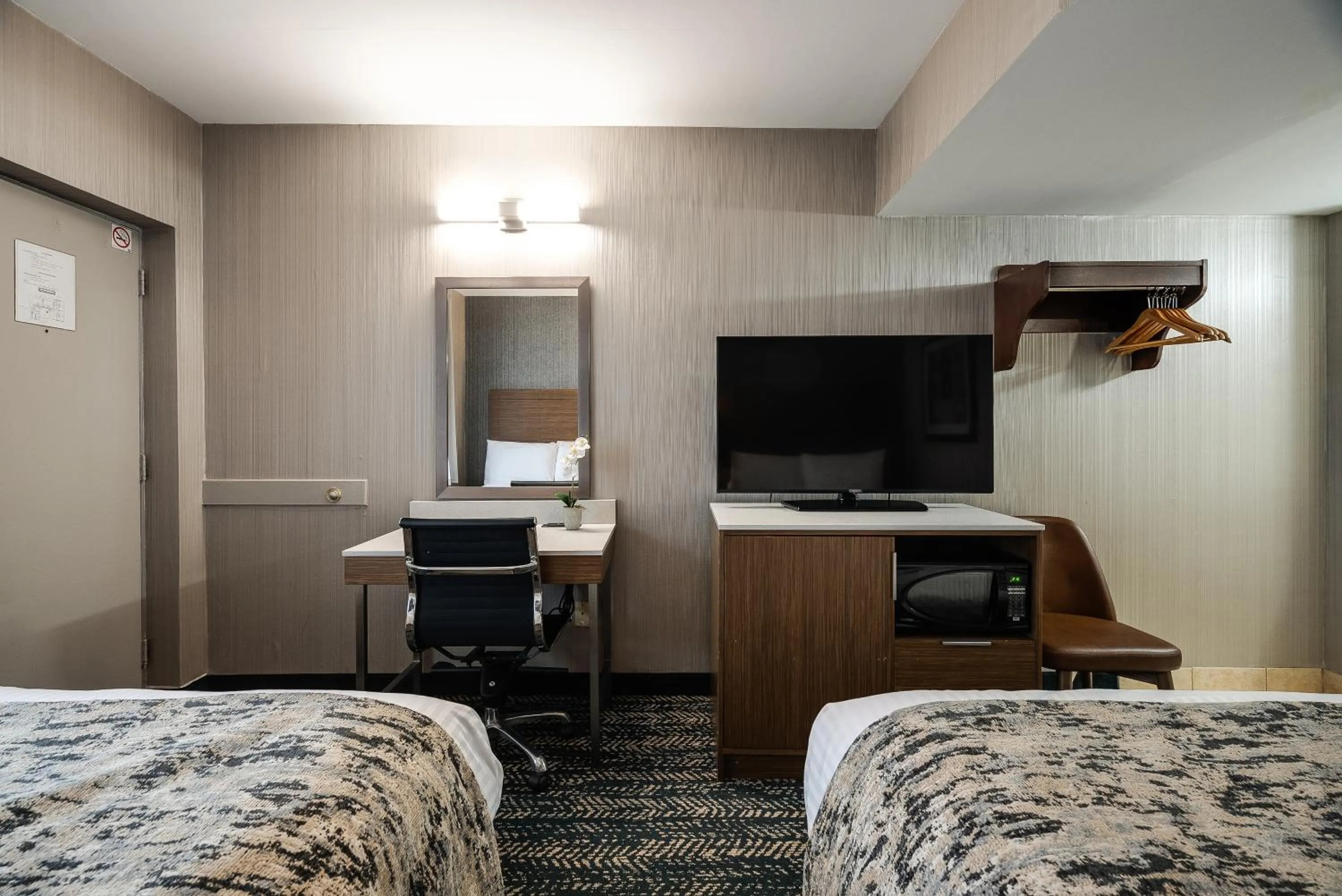 Bedroom, Bed in Monte Carlo Inn Toronto West Suites