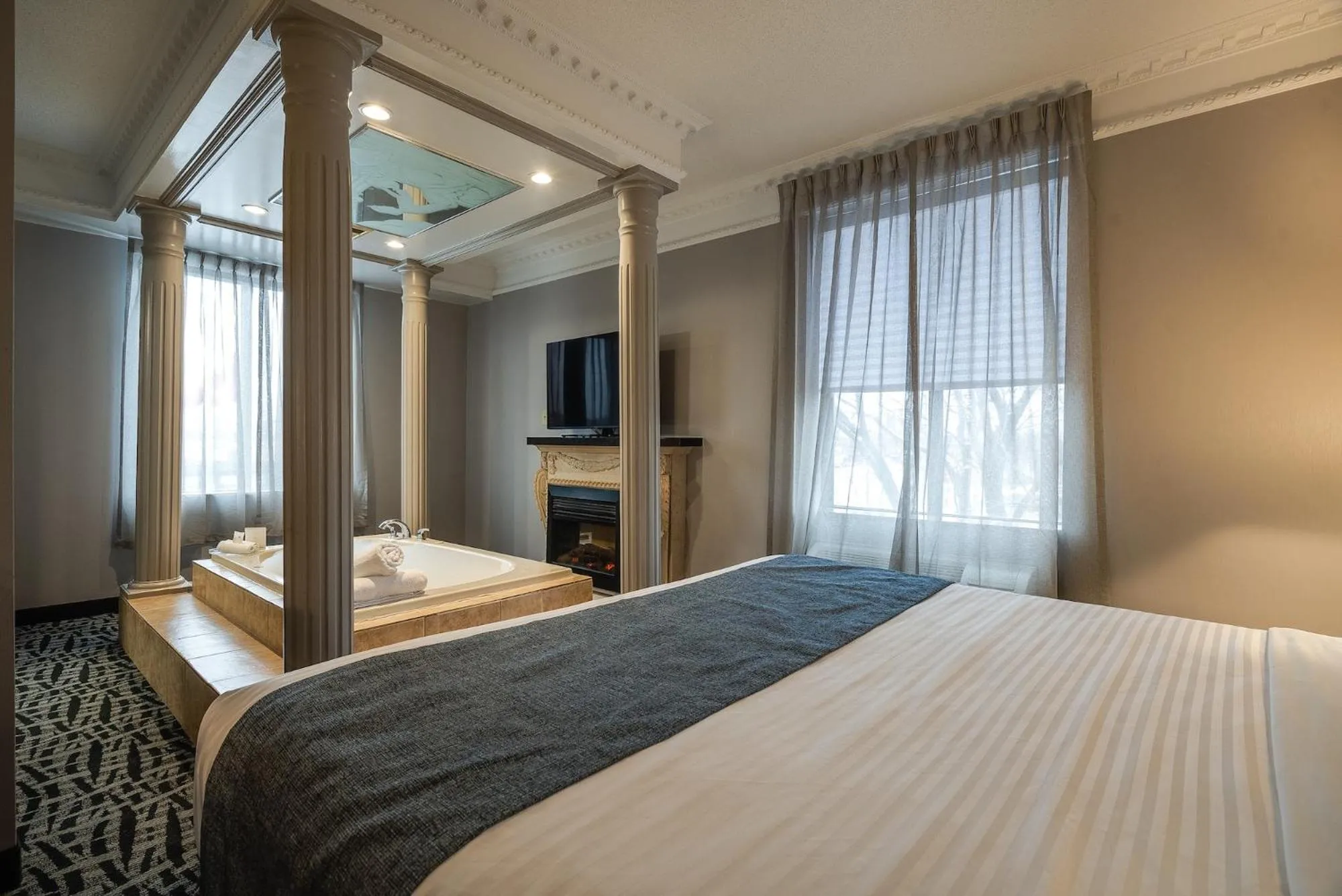 Bedroom, Bed in Monte Carlo Inn Toronto West Suites