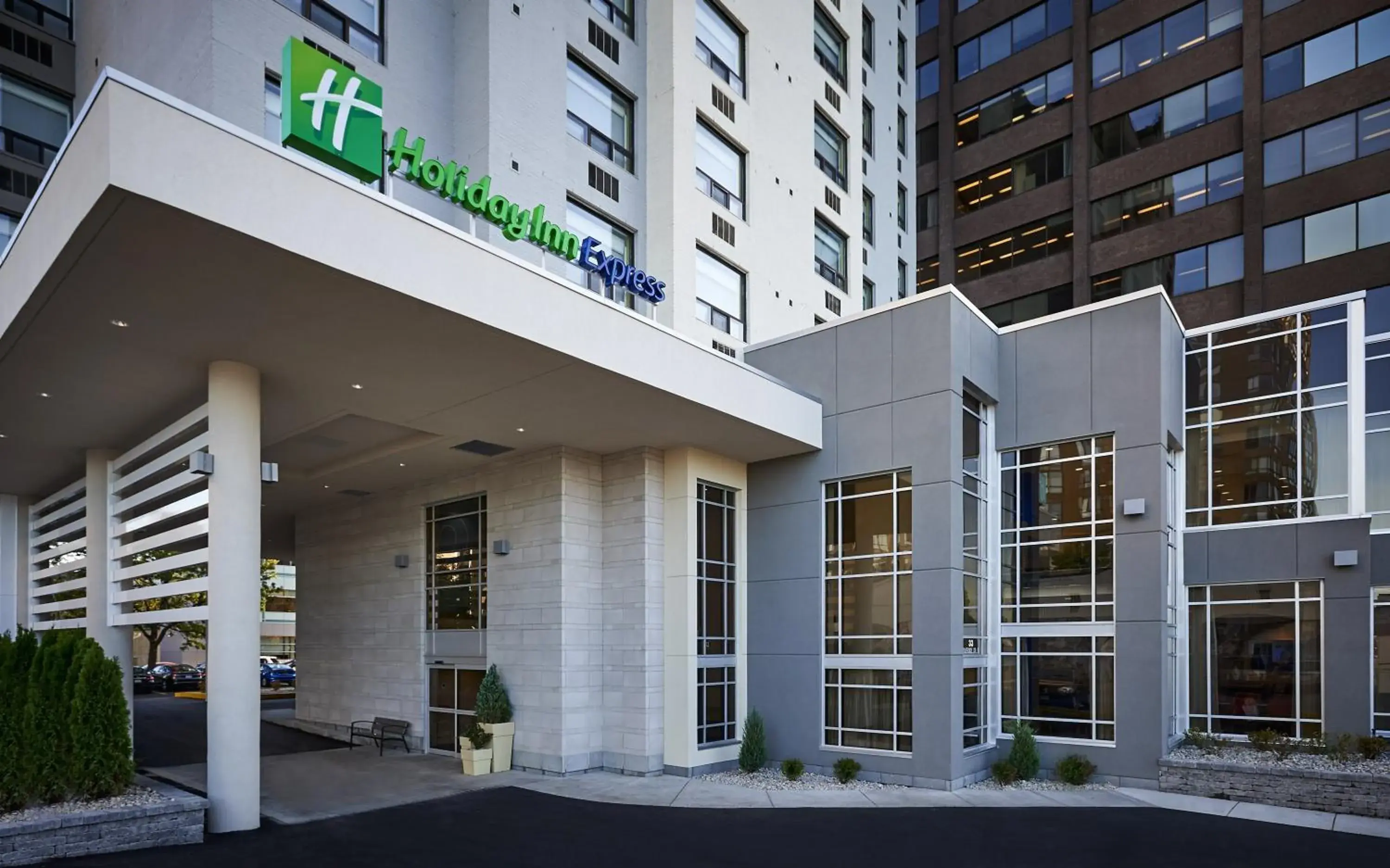 Property building in Holiday Inn Express Windsor Waterfront by IHG Property building in Holiday Inn Express Windsor Waterfront by IHG