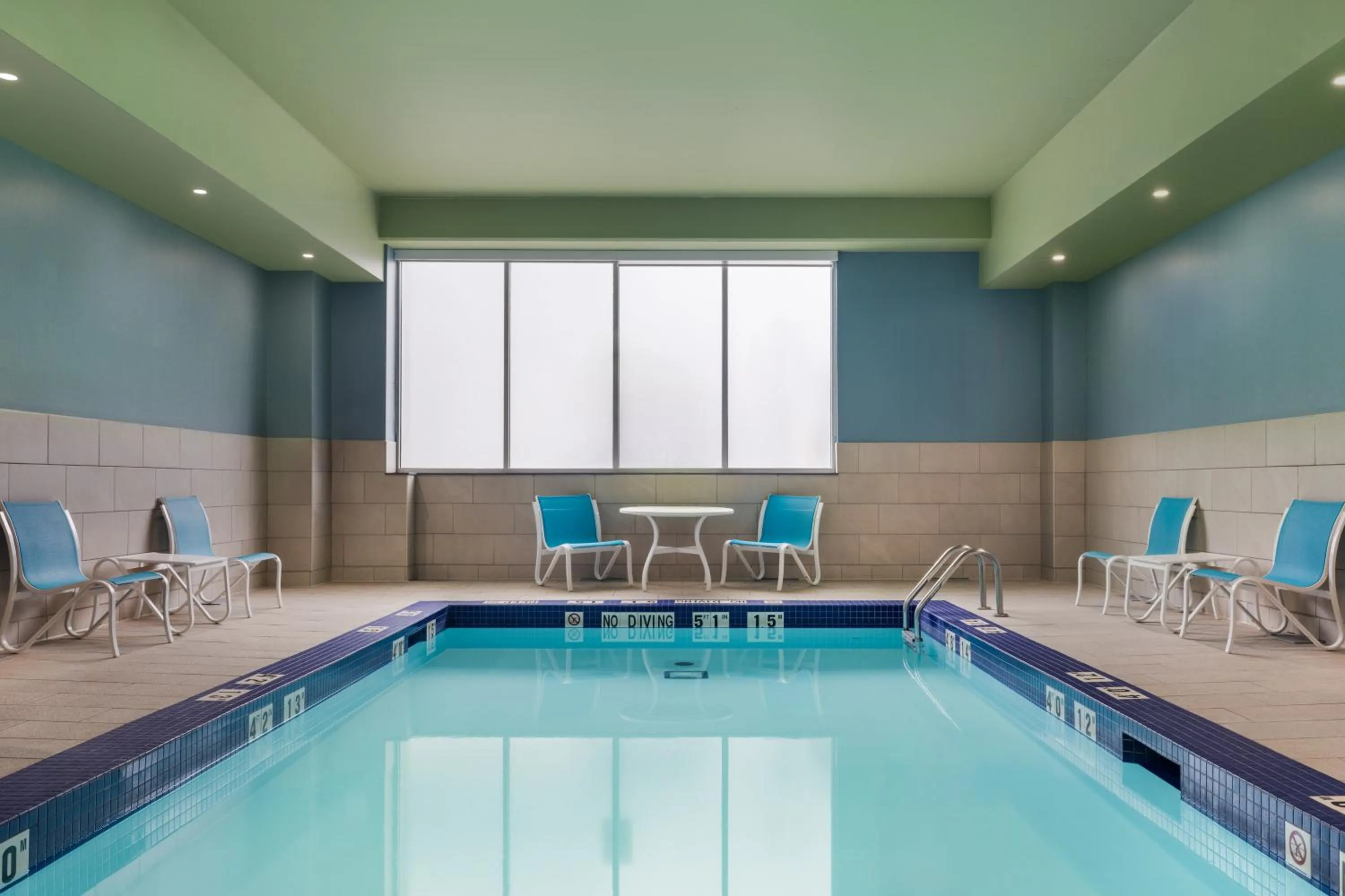 Swimming pool in Holiday Inn Express Windsor Waterfront by IHG