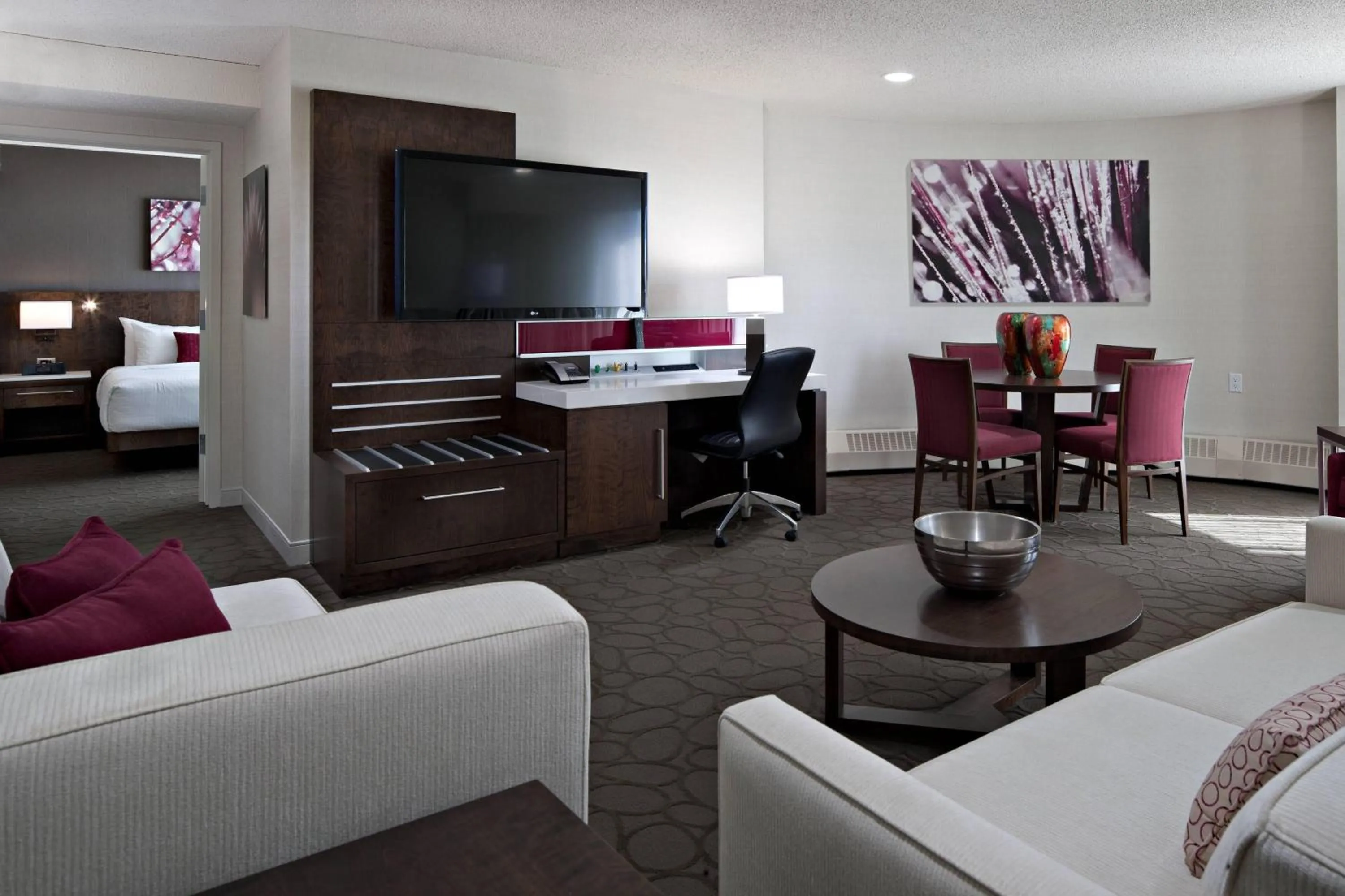 Photo of the whole room, Bed in Delta Hotels by Marriott Edmonton South Conference Centre