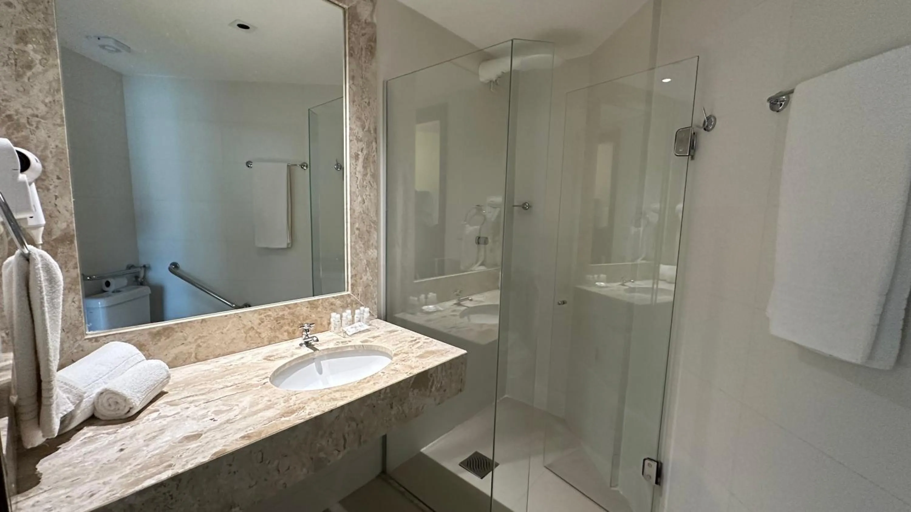Shower in The Sun Full Condominiun
