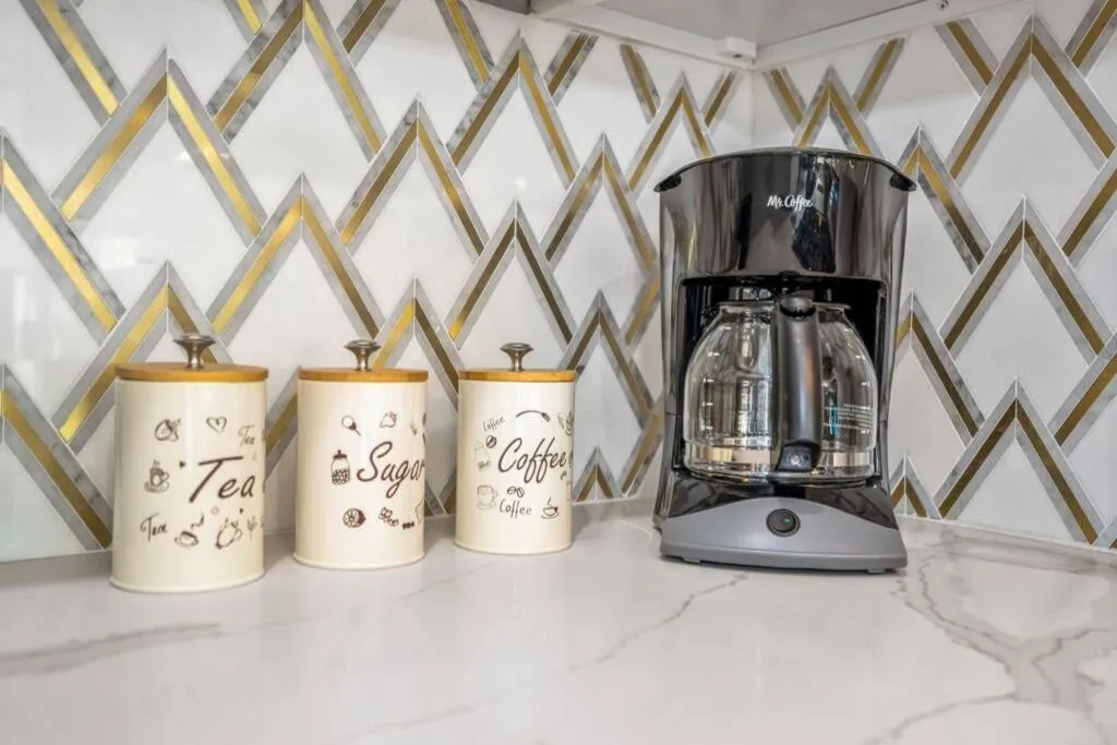 Coffee/tea facilities in Intergalactic Abode at East Downtown