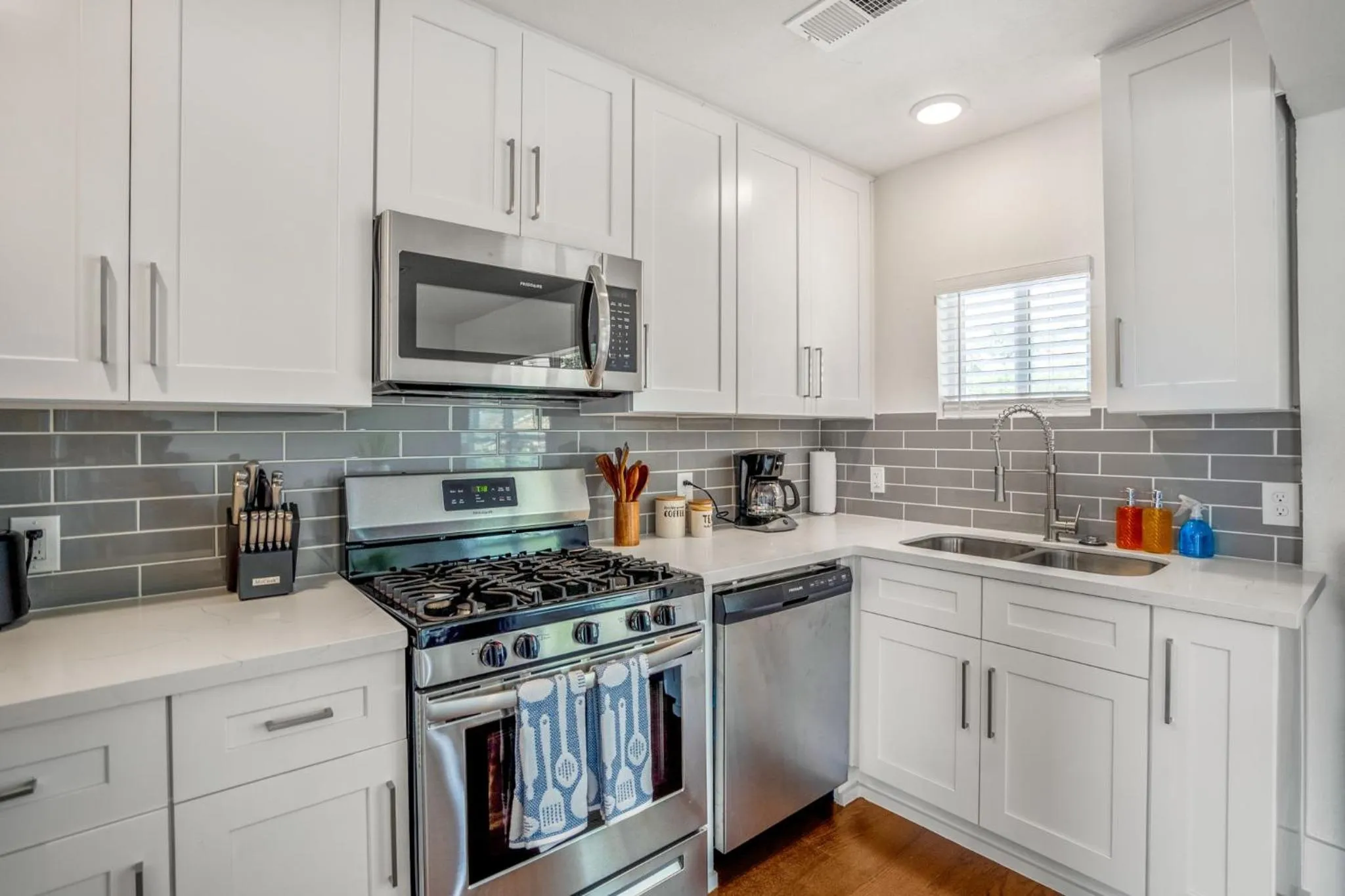 Kitchen or kitchenette in Universal Apartment at East Downtown