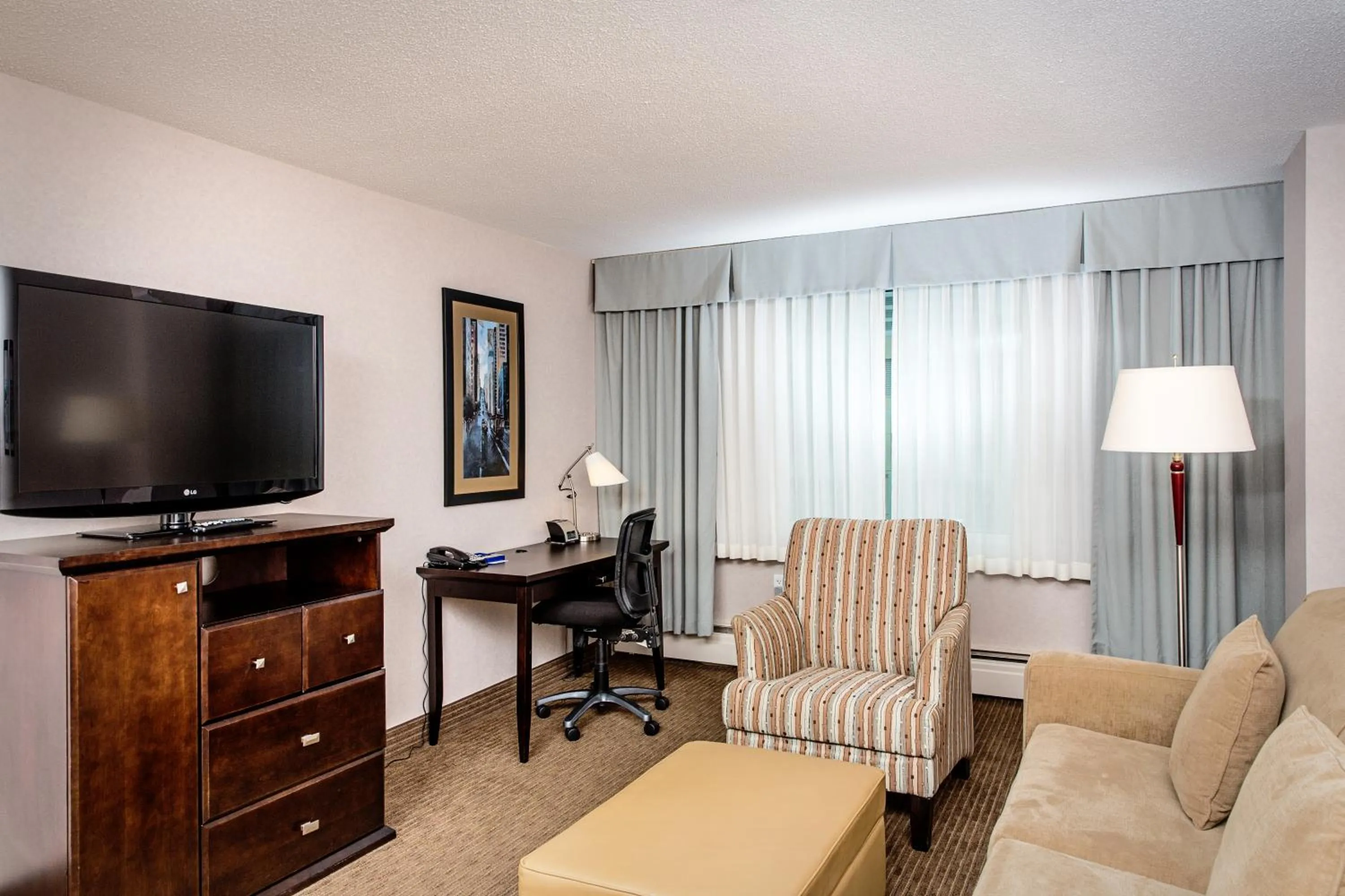 Living room in Campus Tower Suite Hotel