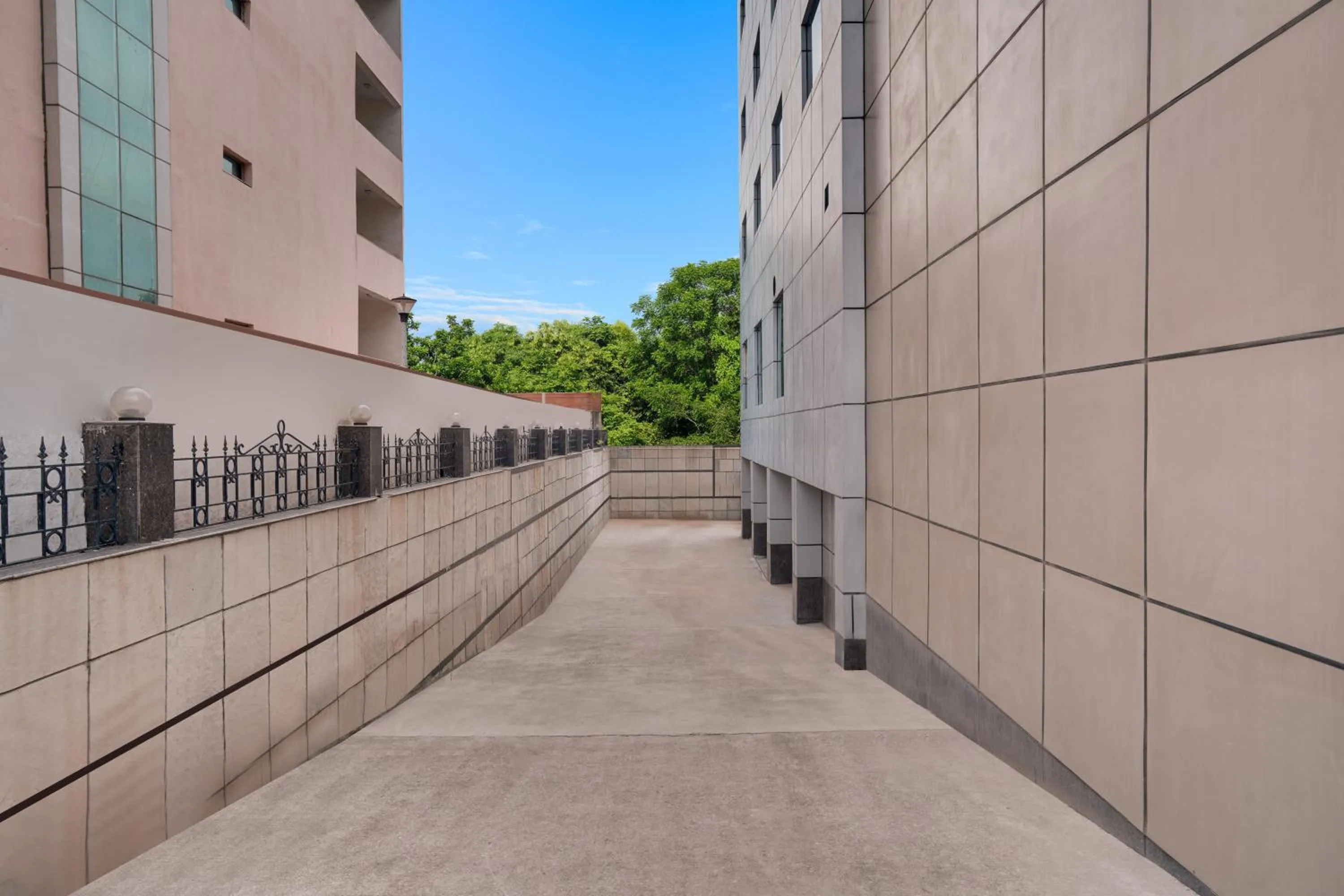 Parking in Lemon Tree Hotel, Noida