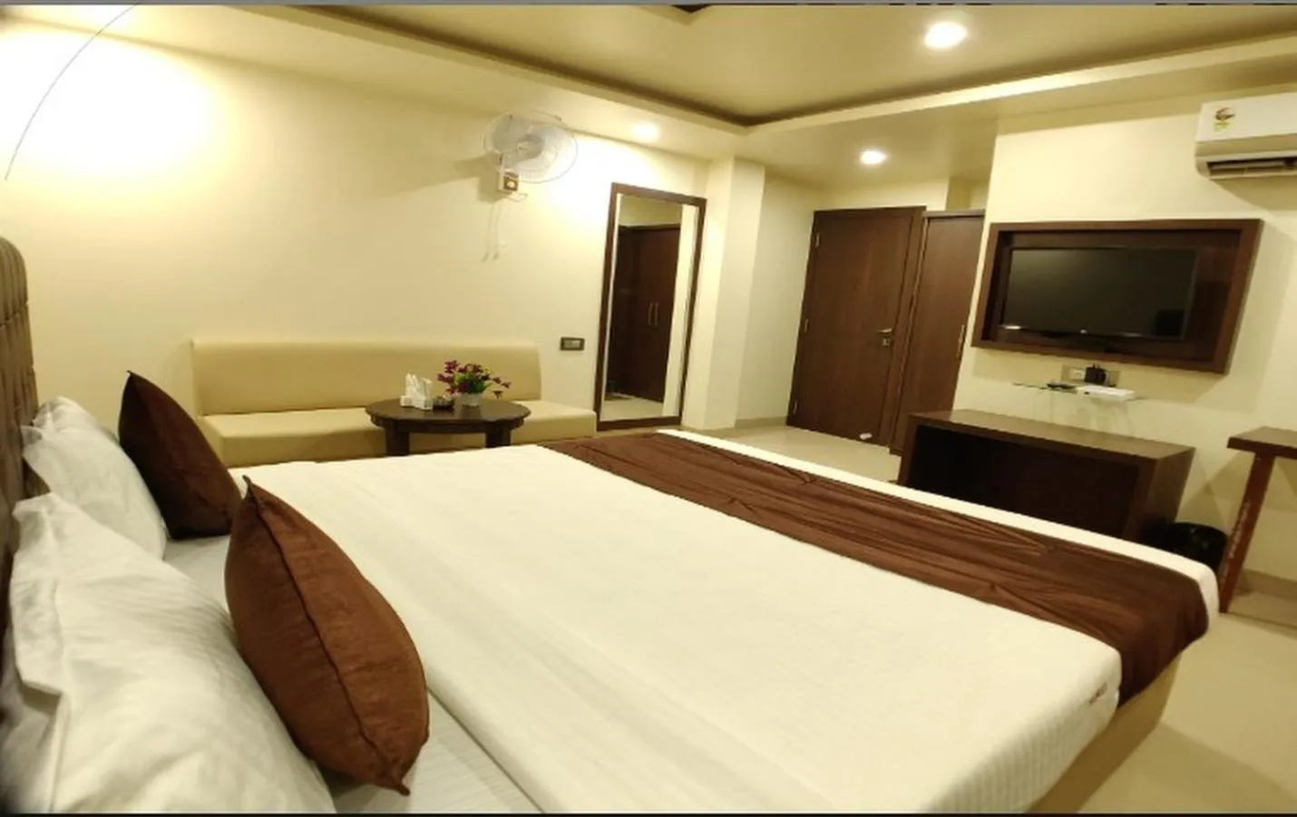 Bed in Hotel Jalsa , Bhopal