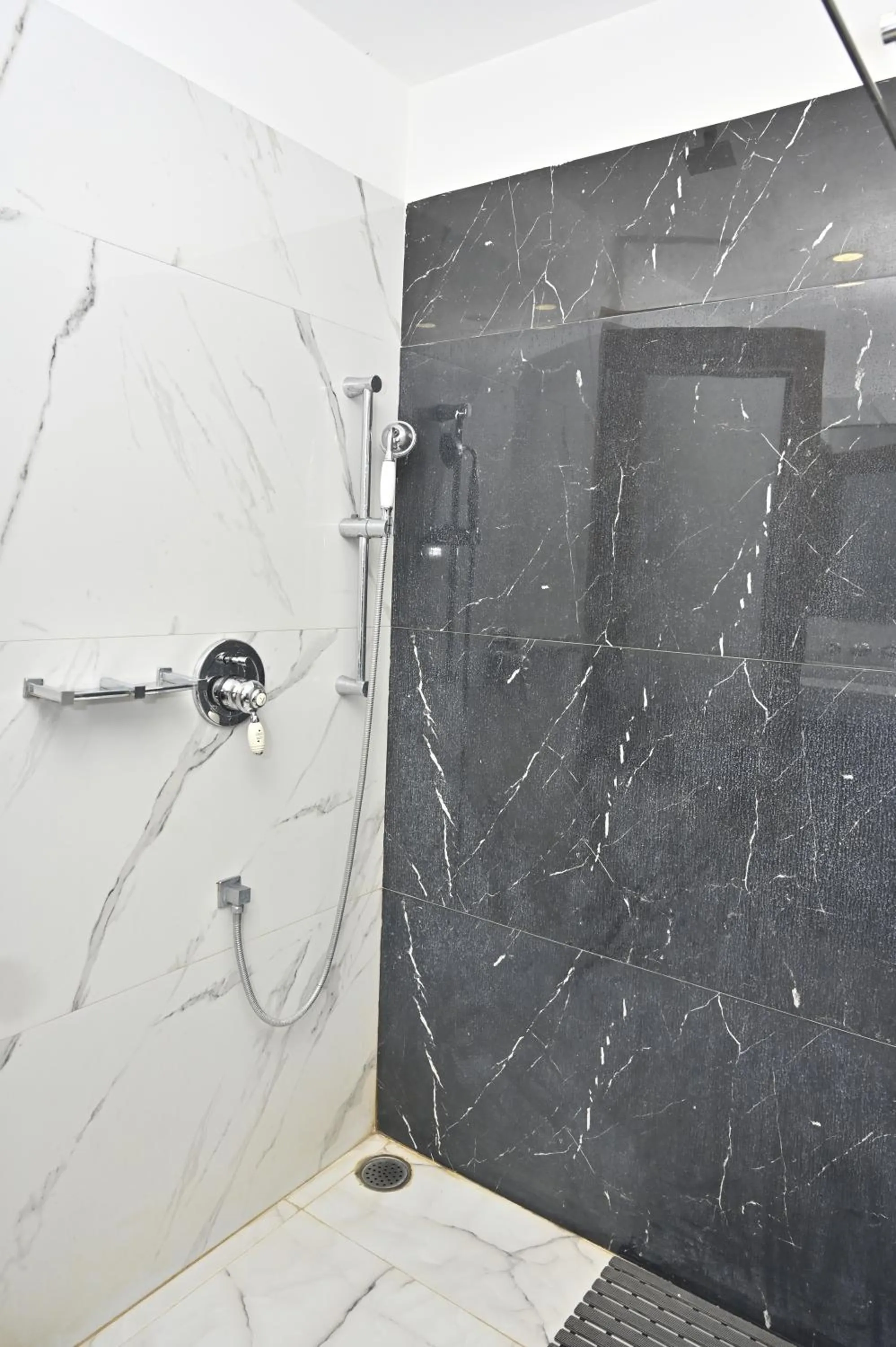 Shower in Hotel Rime Vista