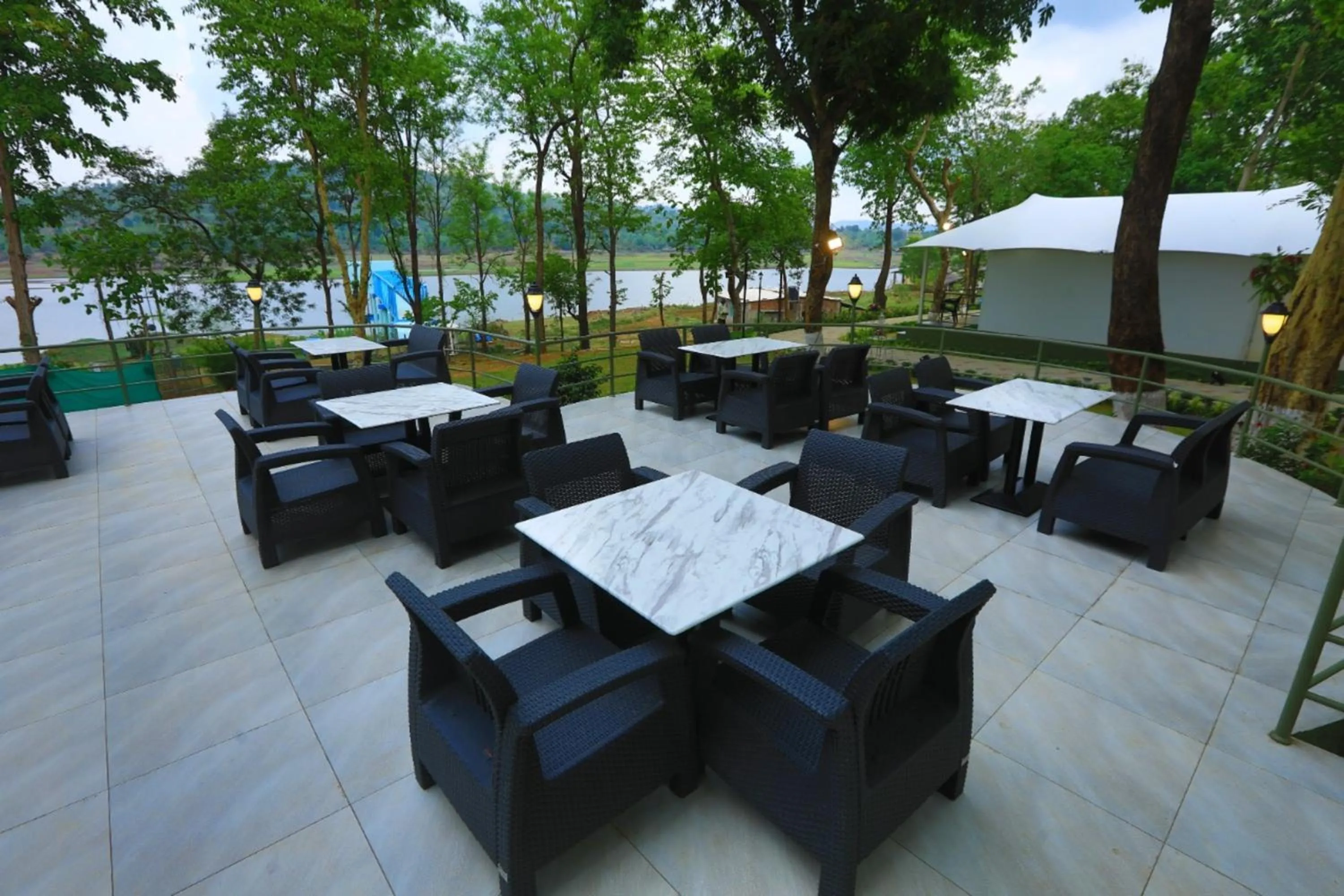 Restaurant/places to eat in White Feather Resort Kauncha