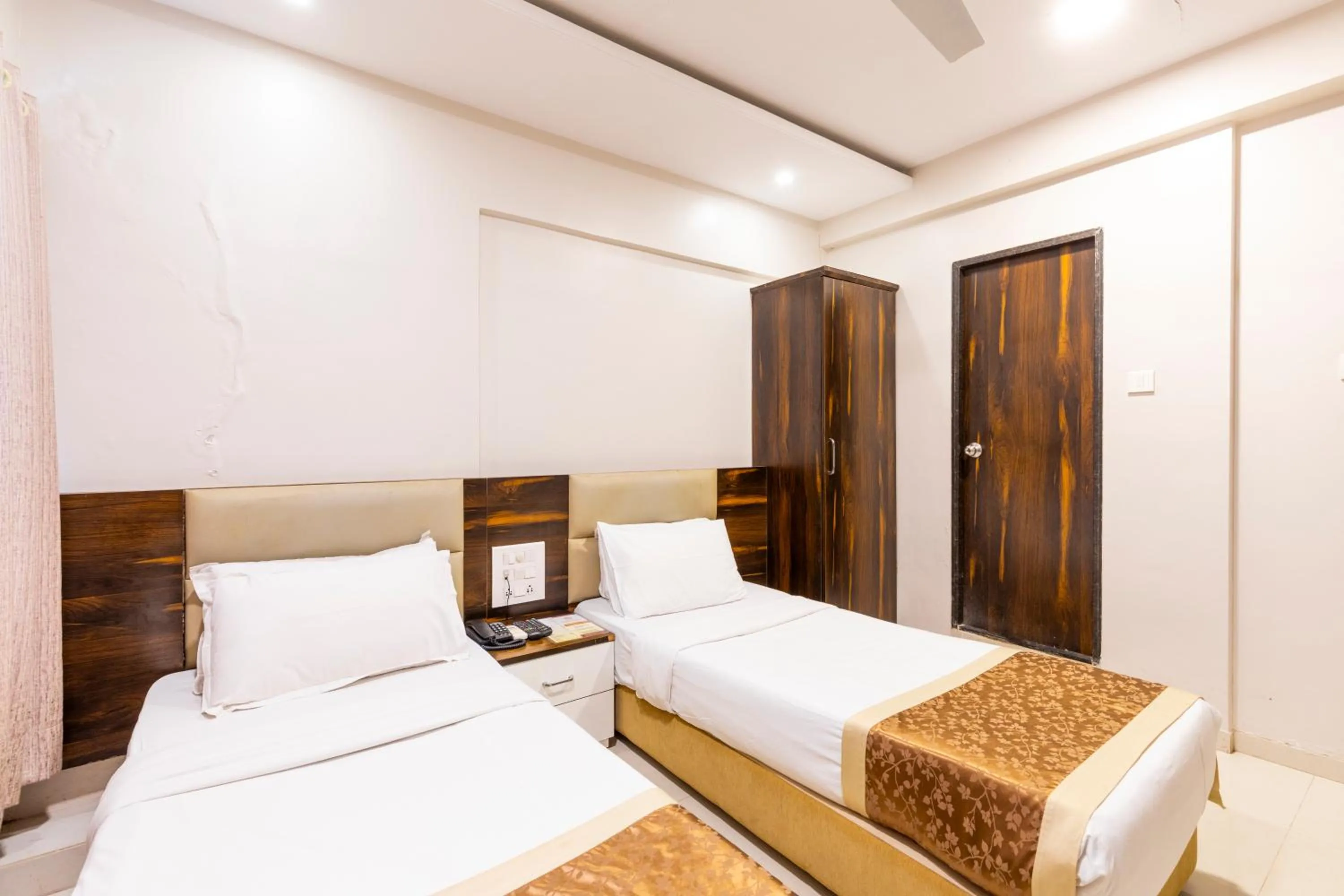 Bed in Hotel Embassy Park - BKC Mumbai