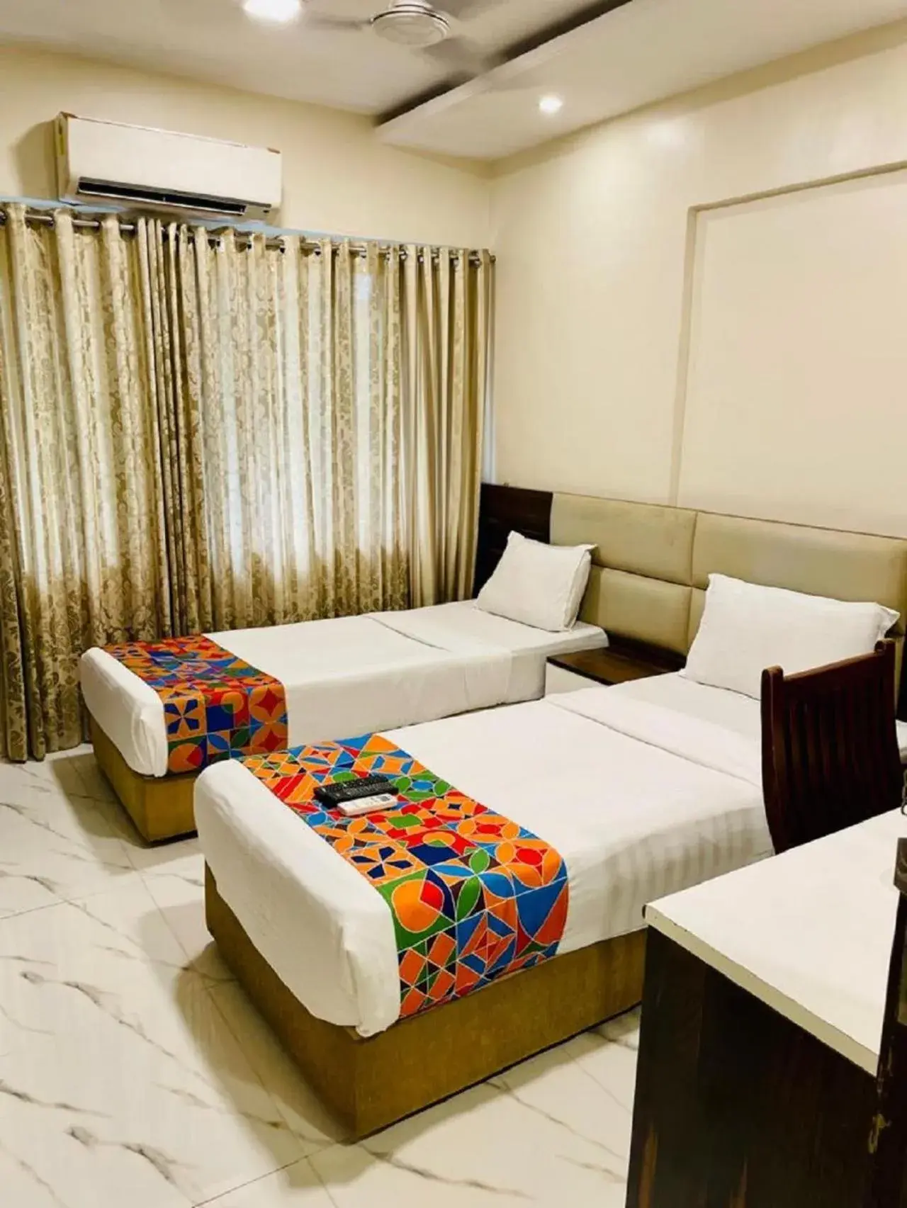 Deluxe Twin Room in Hotel Embassy Park - BKC Mumbai Deluxe Twin Room in Hotel Embassy Park - BKC Mumbai
