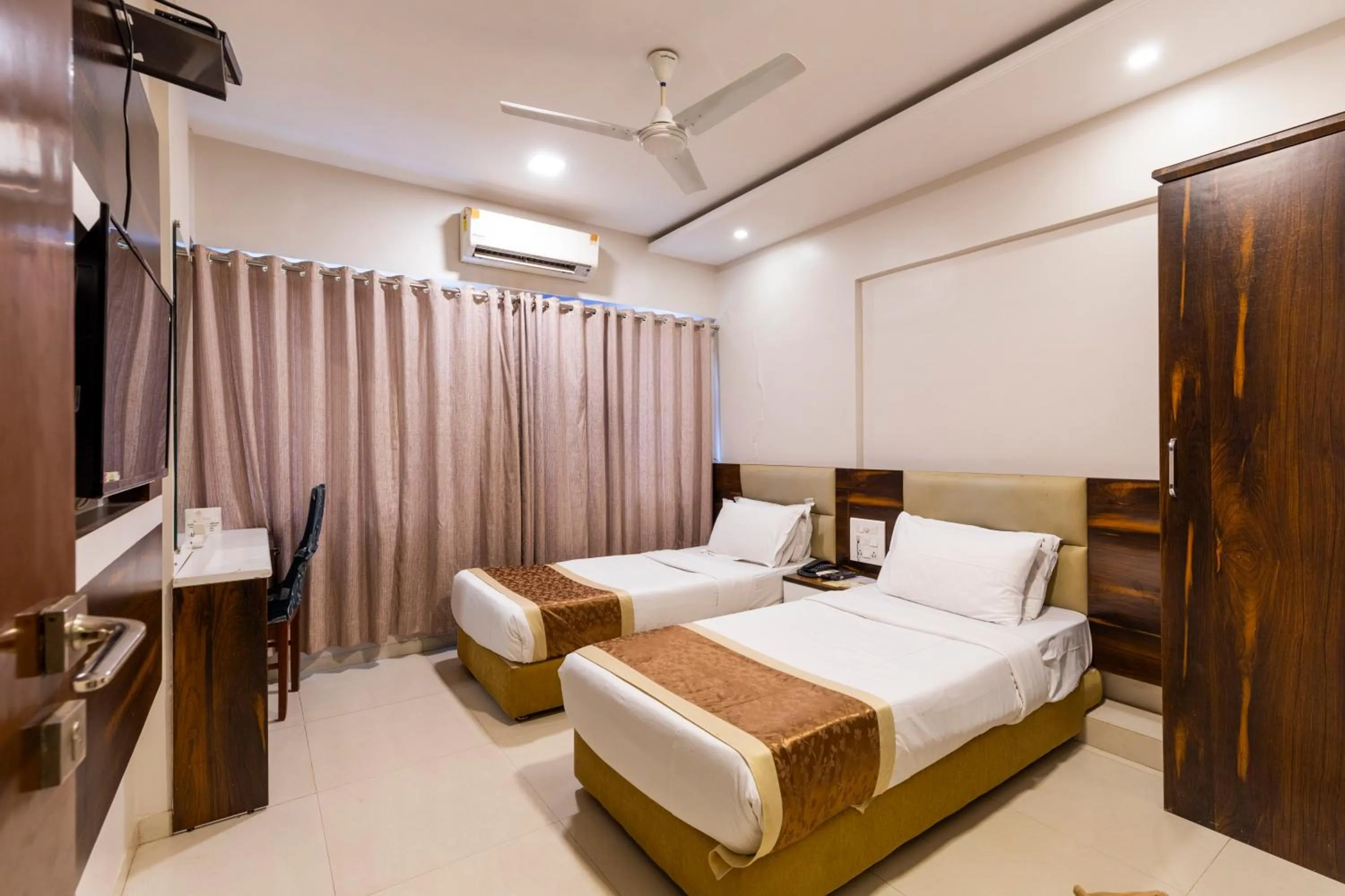 Bed in Hotel Embassy Park - BKC Mumbai