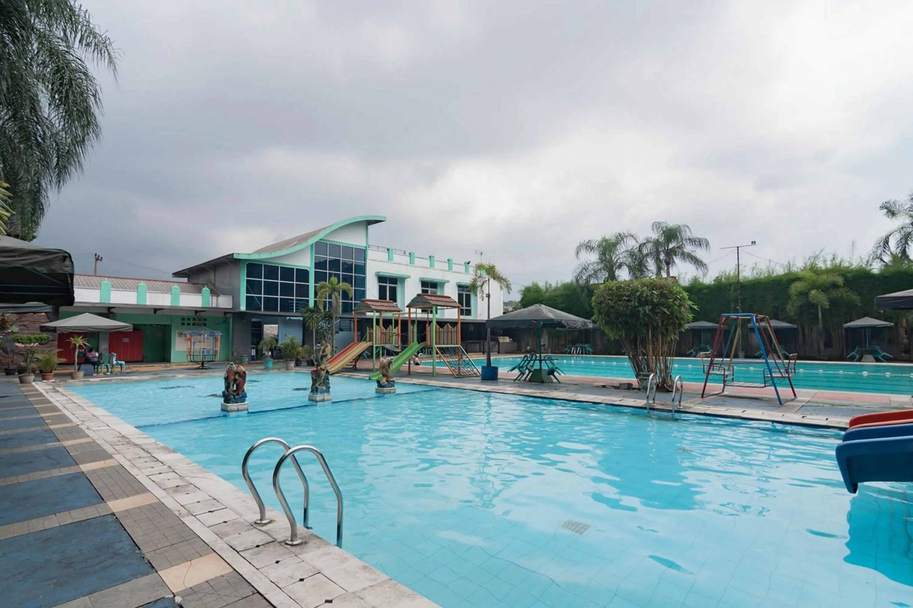 Swimming pool in Urbanview Hotel Sagara Bogor
