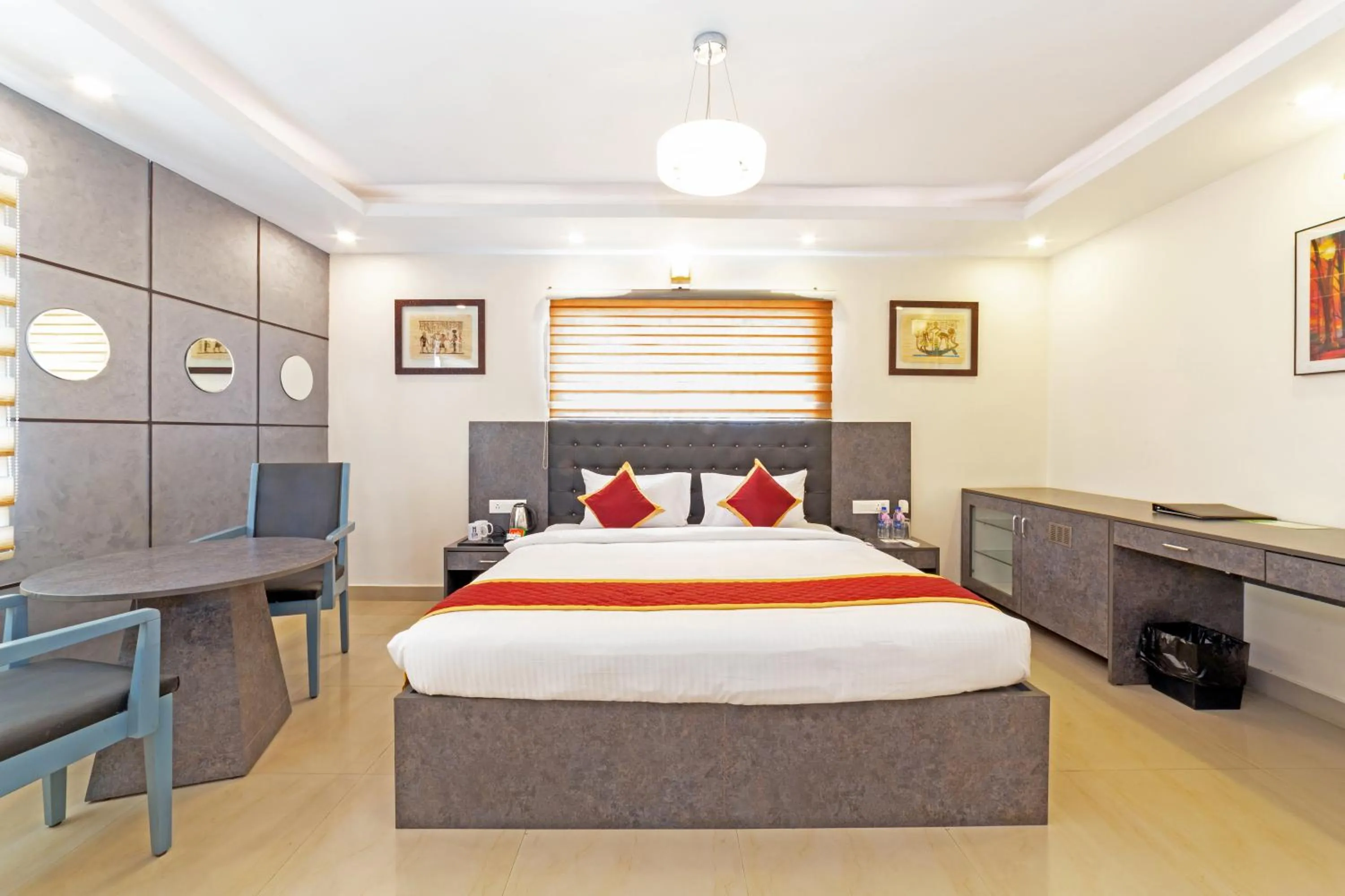 Photo of the whole room, Bed in Icon Regency by Bhagini