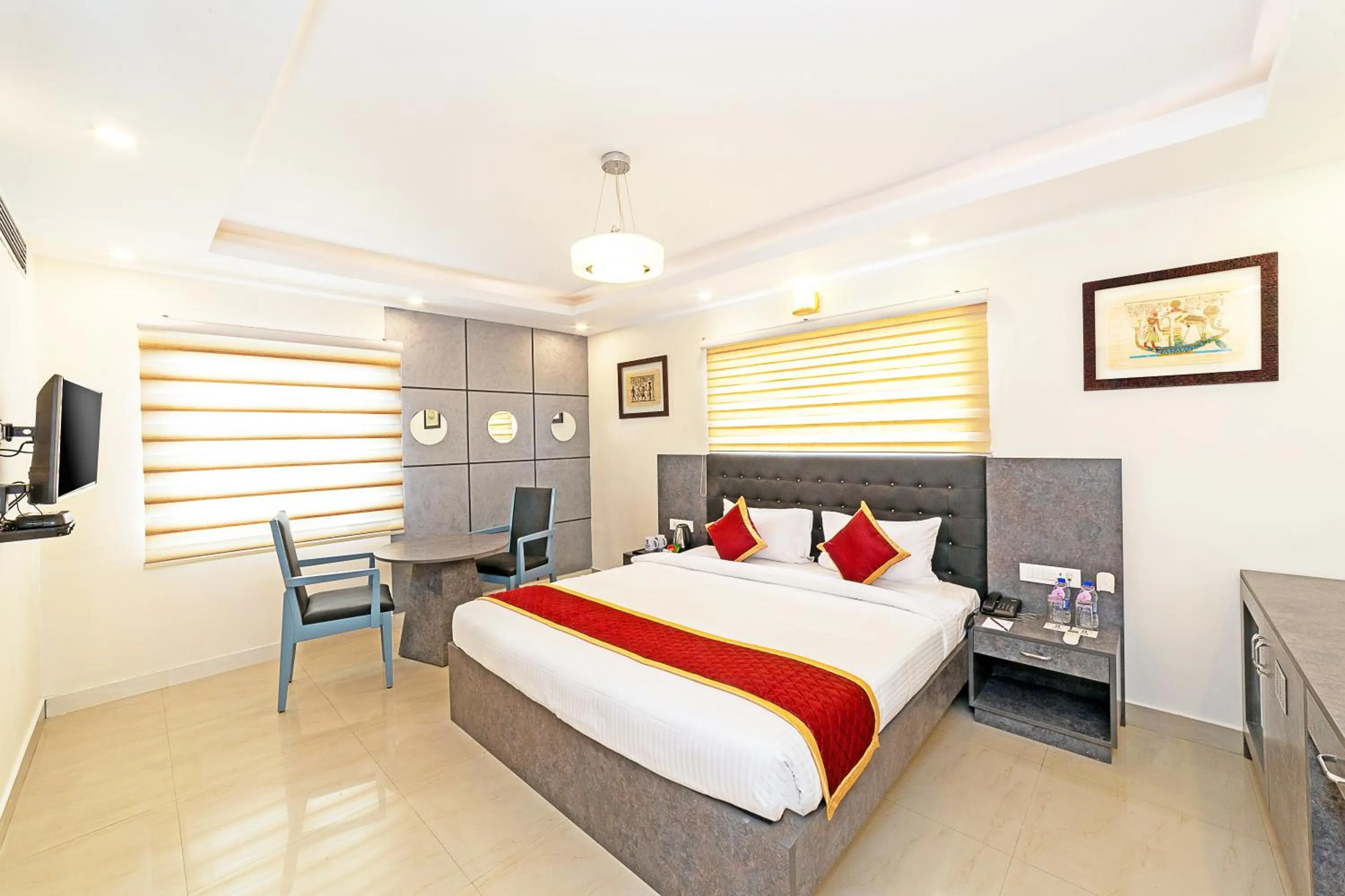 Photo of the whole room, Bed in Icon Regency by Bhagini