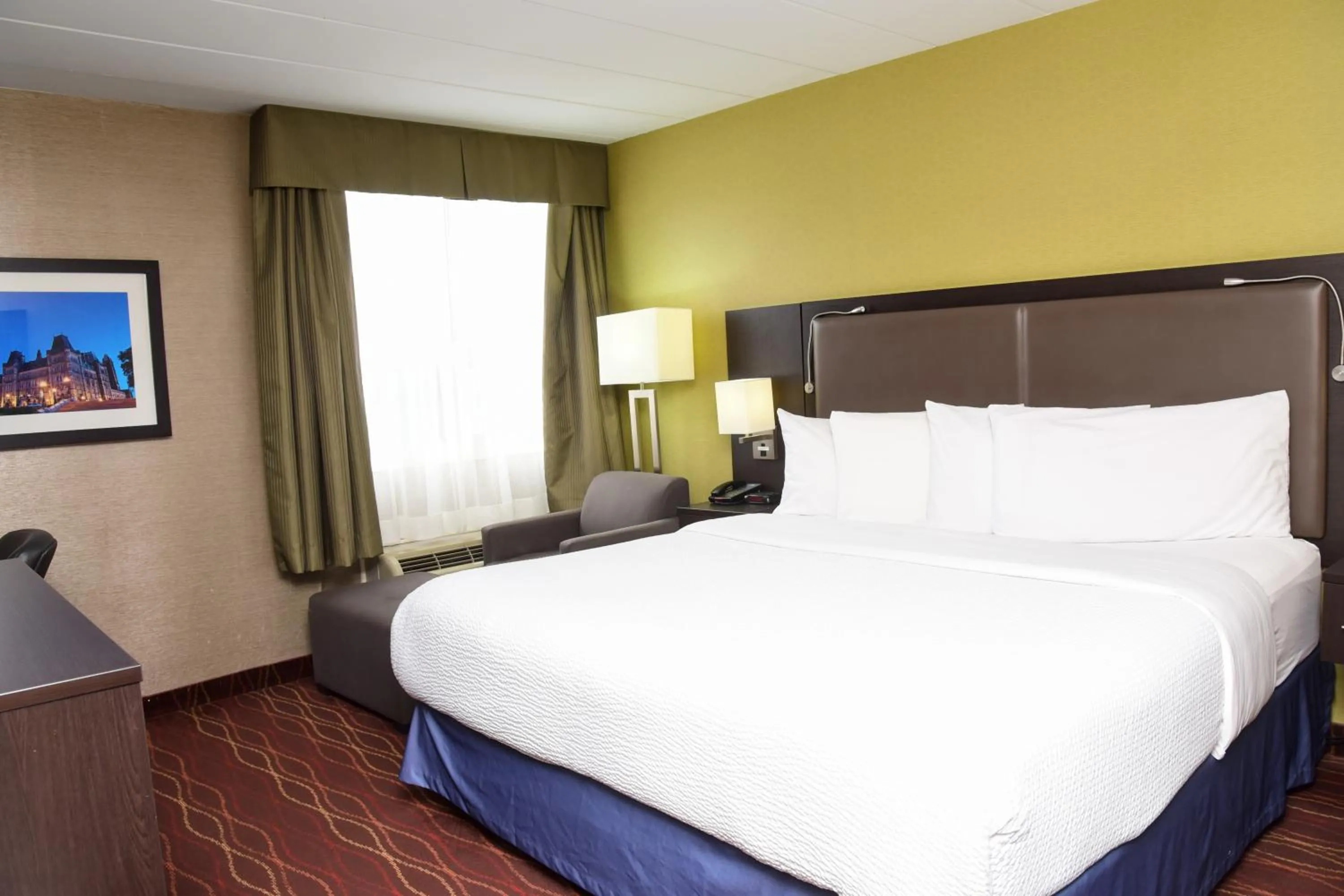 Bedroom, Bed in Days Inn by Wyndham Ottawa