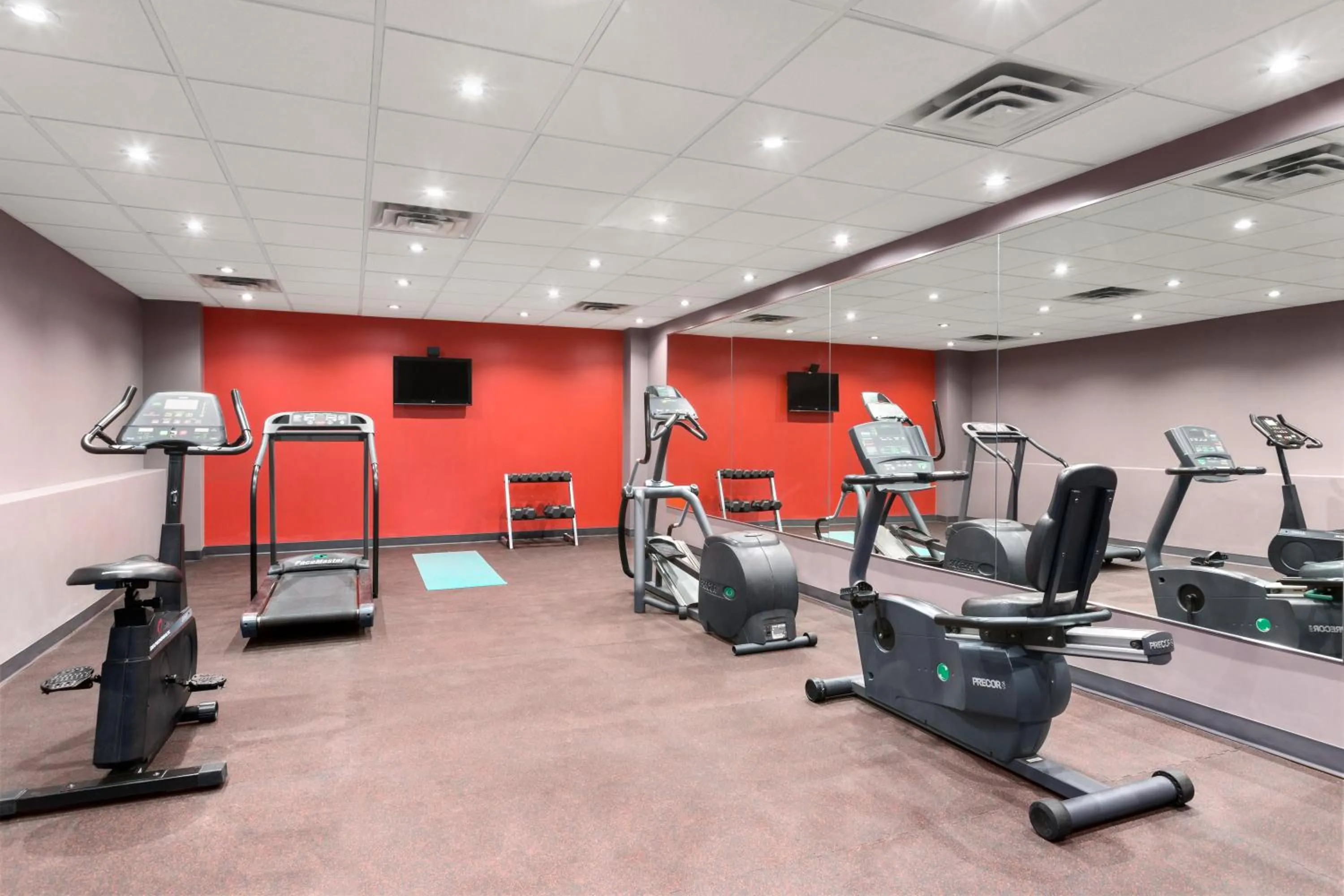 Fitness centre/facilities in Days Inn by Wyndham Ottawa
