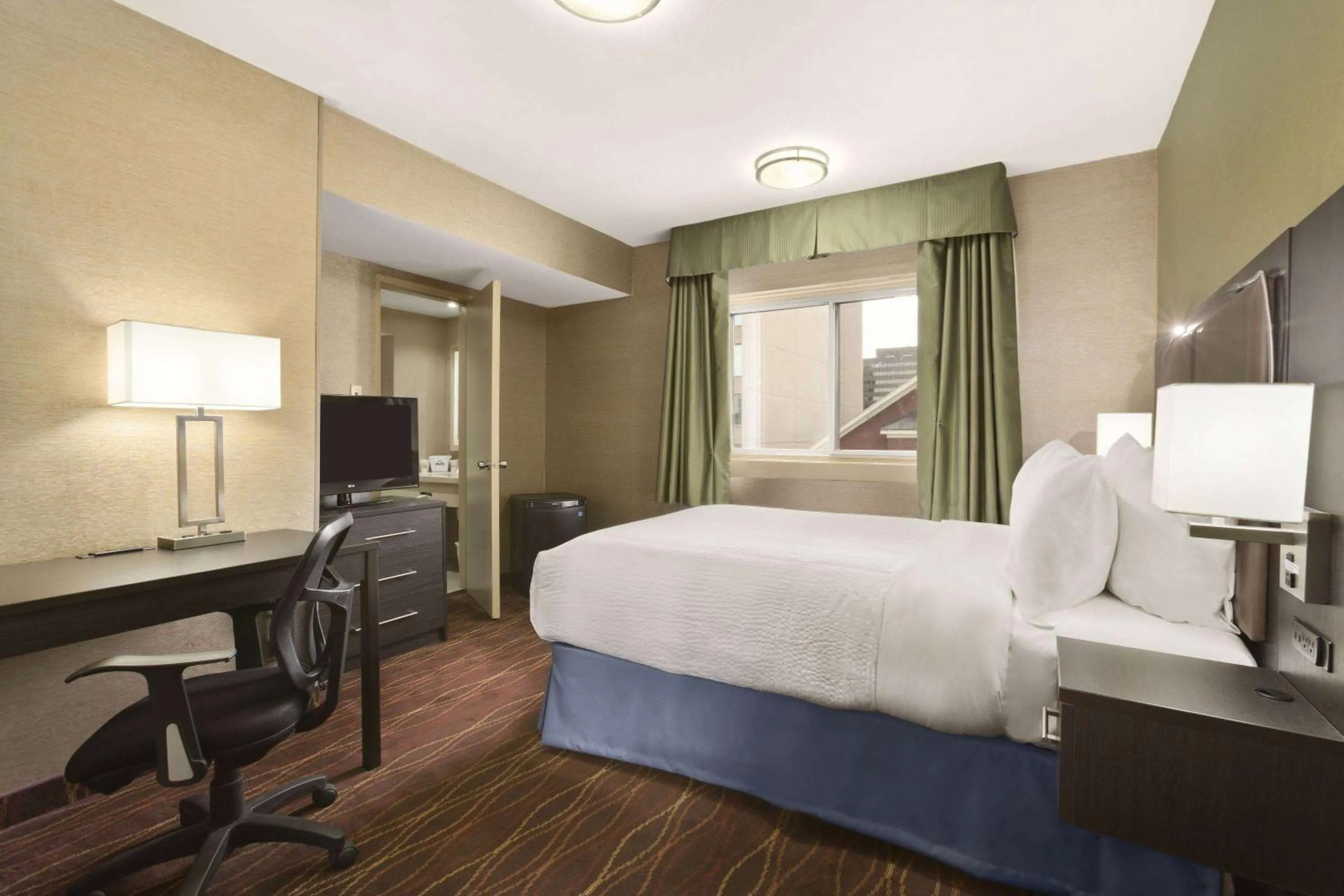 Photo of the whole room, Bed in Days Inn by Wyndham Ottawa