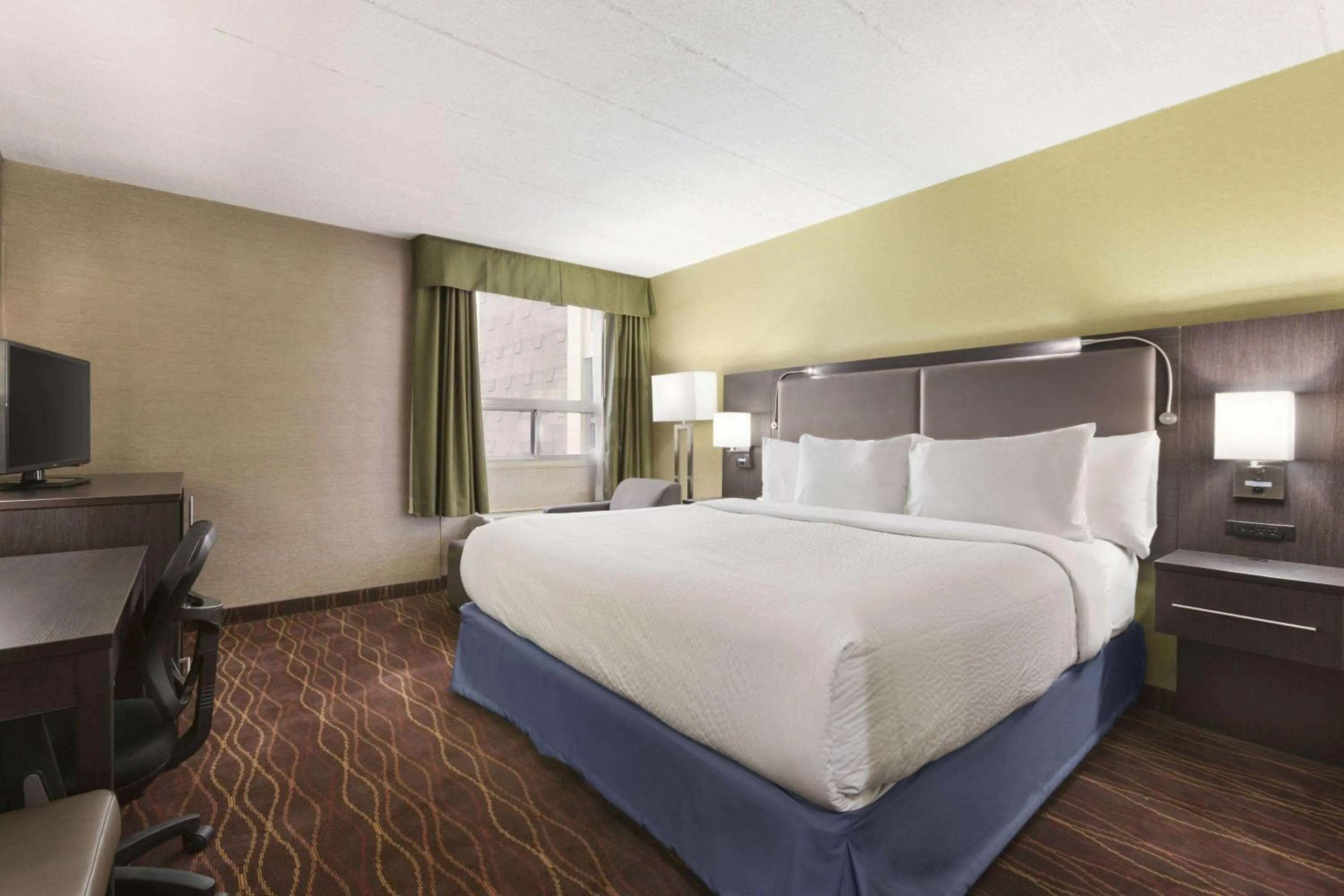 Photo of the whole room, Bed in Days Inn by Wyndham Ottawa