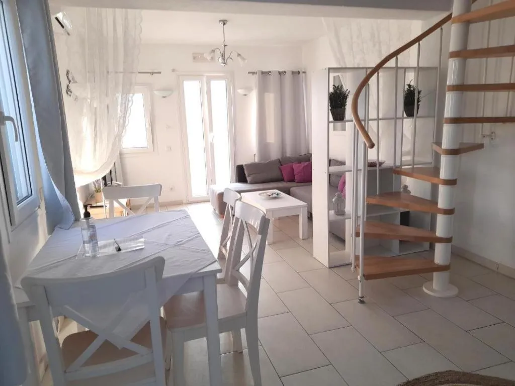 Sea paradise villas - Seaside & private jacuzzi