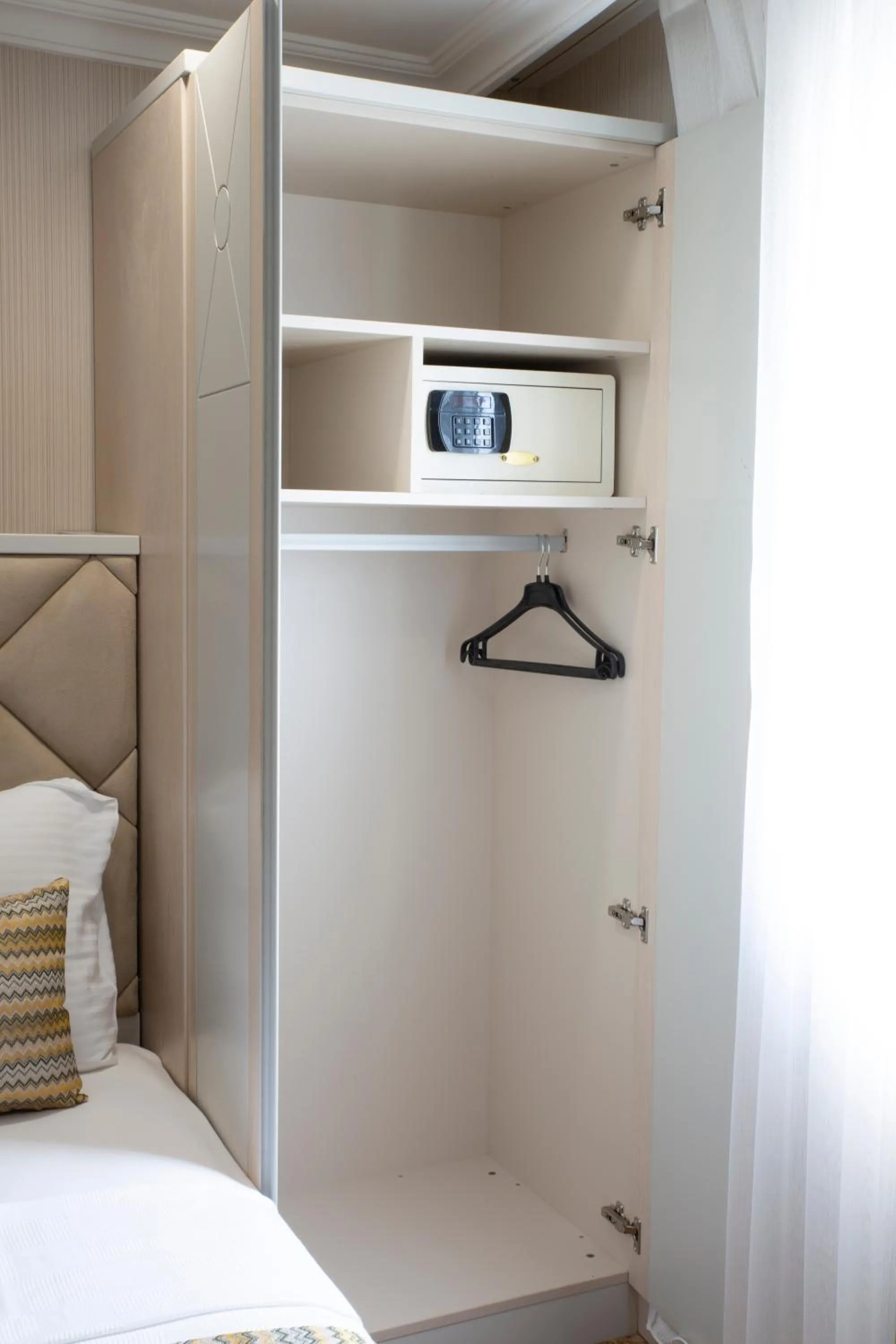 safe, Bed in Alpinn Hotel DUE