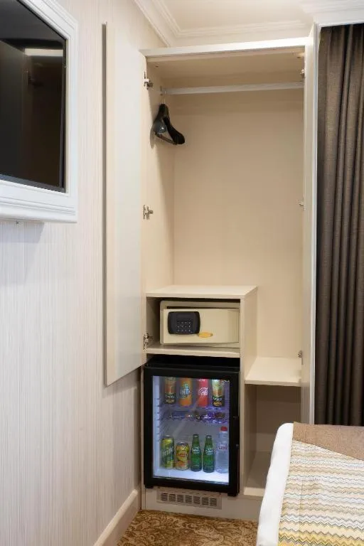 Coffee/tea facilities, Bed in Alpinn Hotel DUE