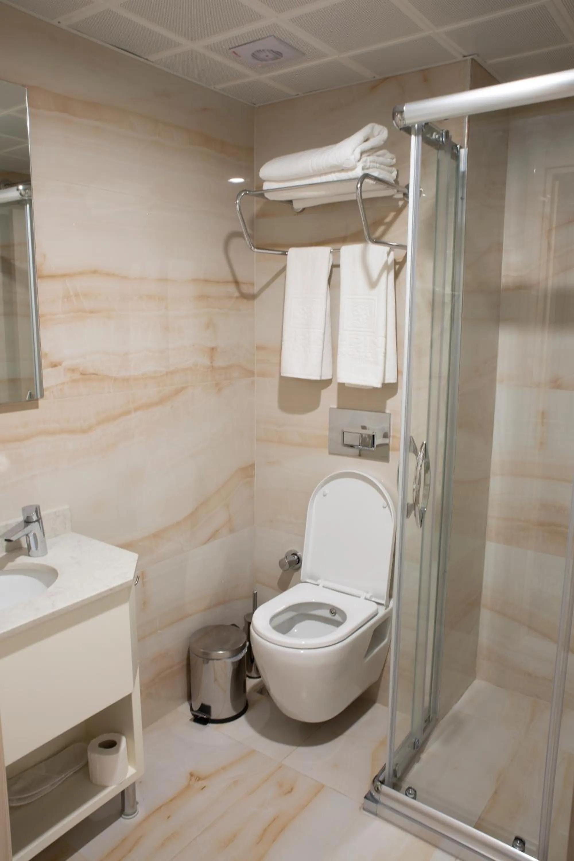 Toilet in Alpinn Hotel DUE