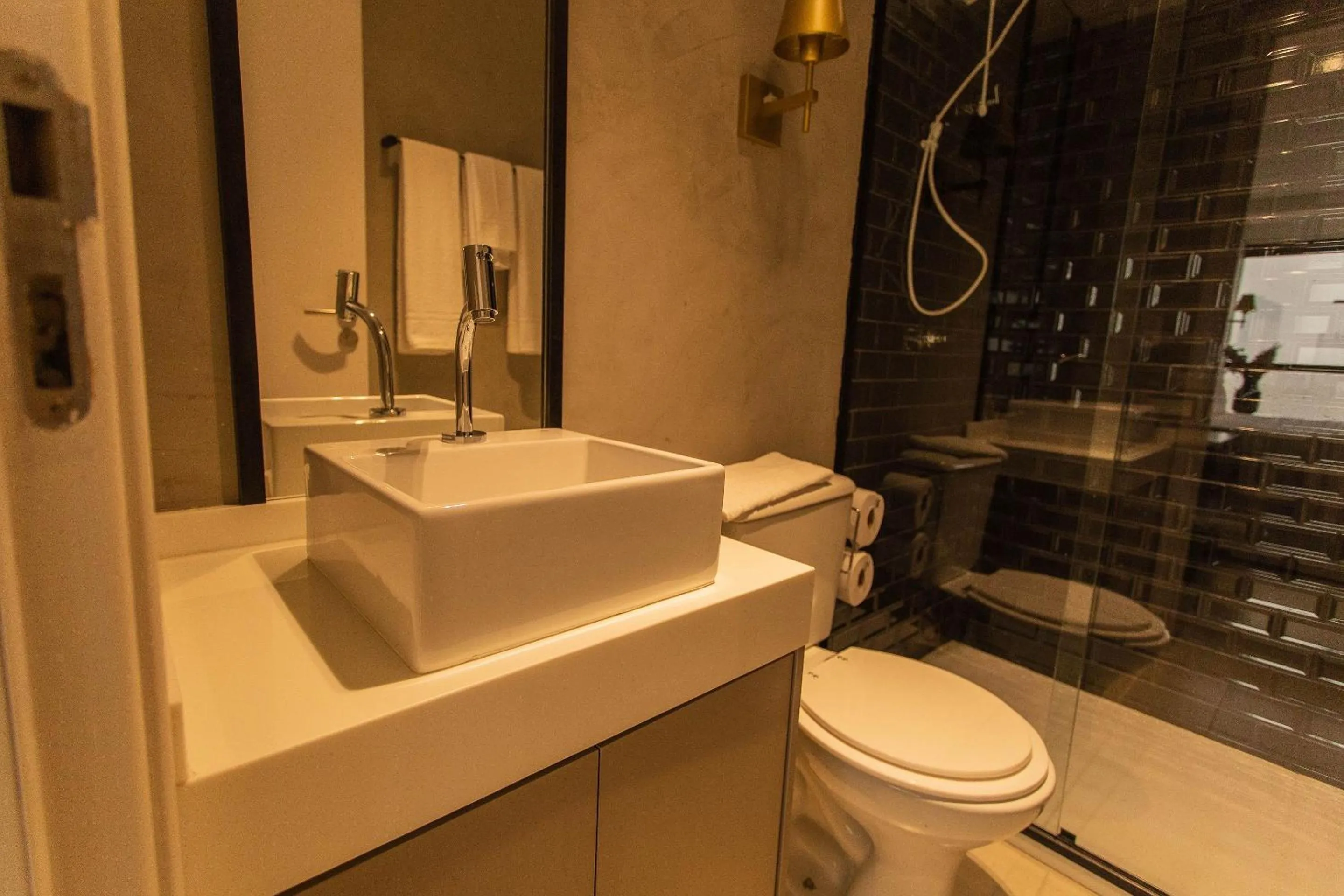 Toilet in Manaíra Apart Hotel por Carpediem