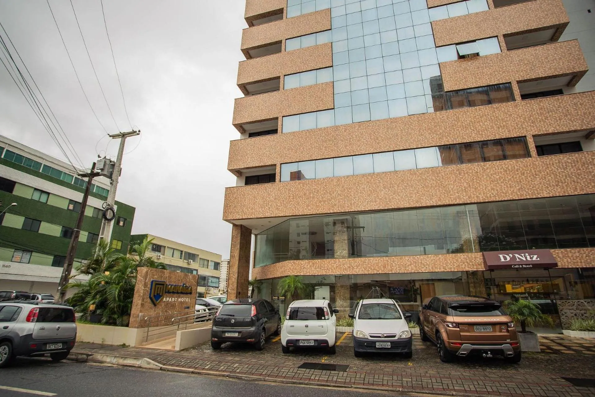 Facade/entrance in Manaíra Apart Hotel por Carpediem