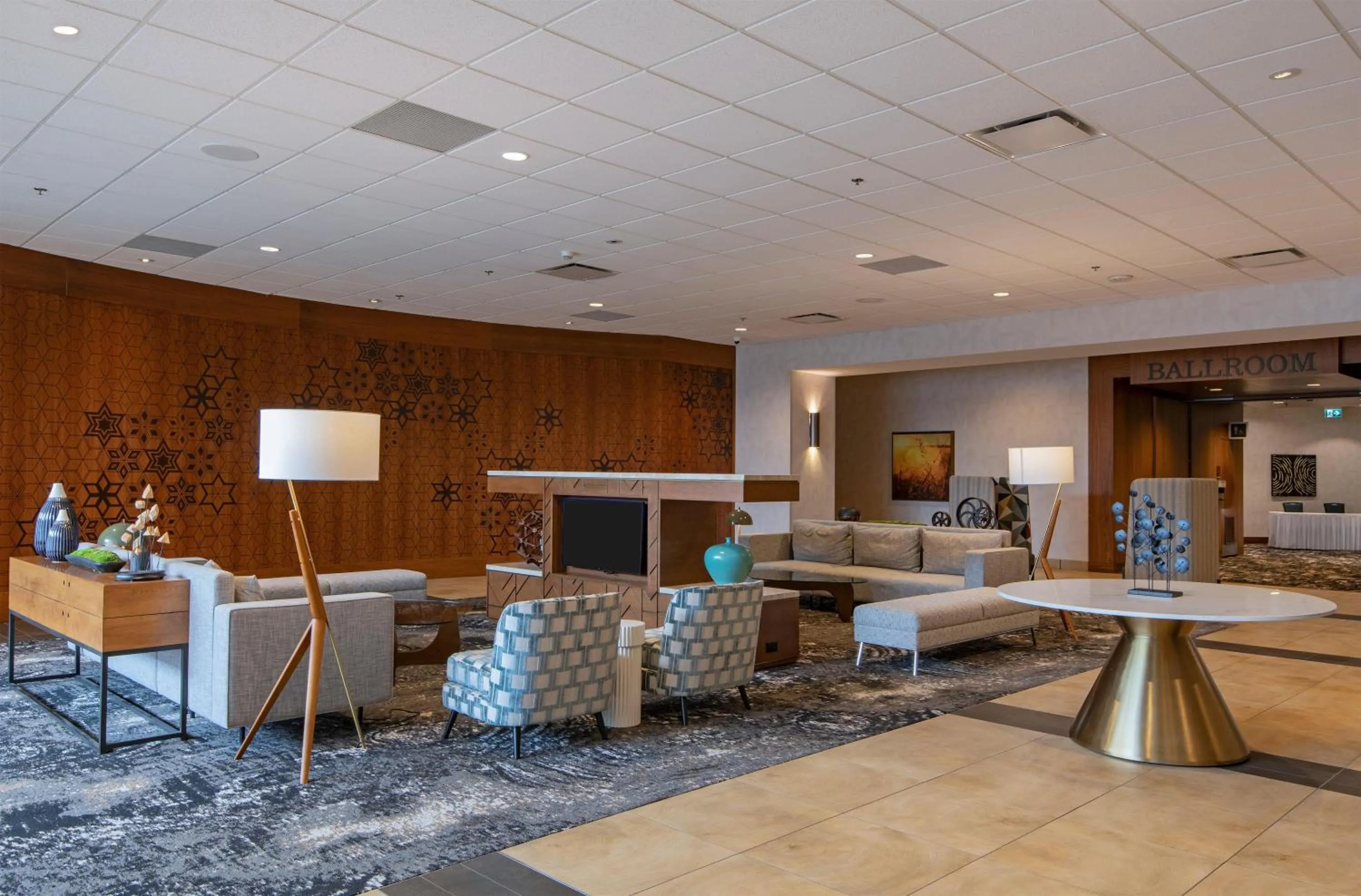 Lobby or reception in DoubleTree by Hilton Hotel & Conference Centre Regina