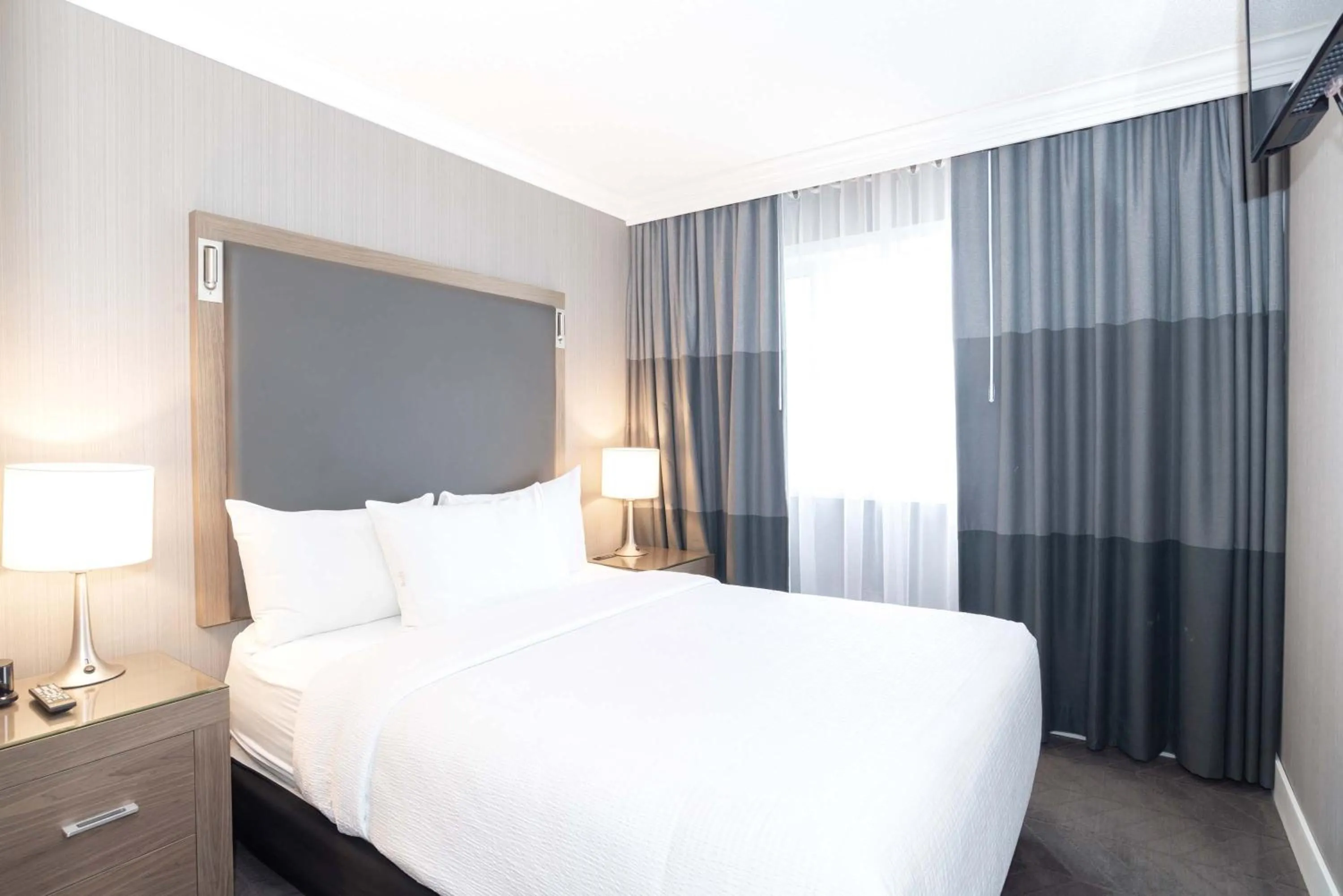 Photo of the whole room, Bed in Sandman Signature Lethbridge Lodge