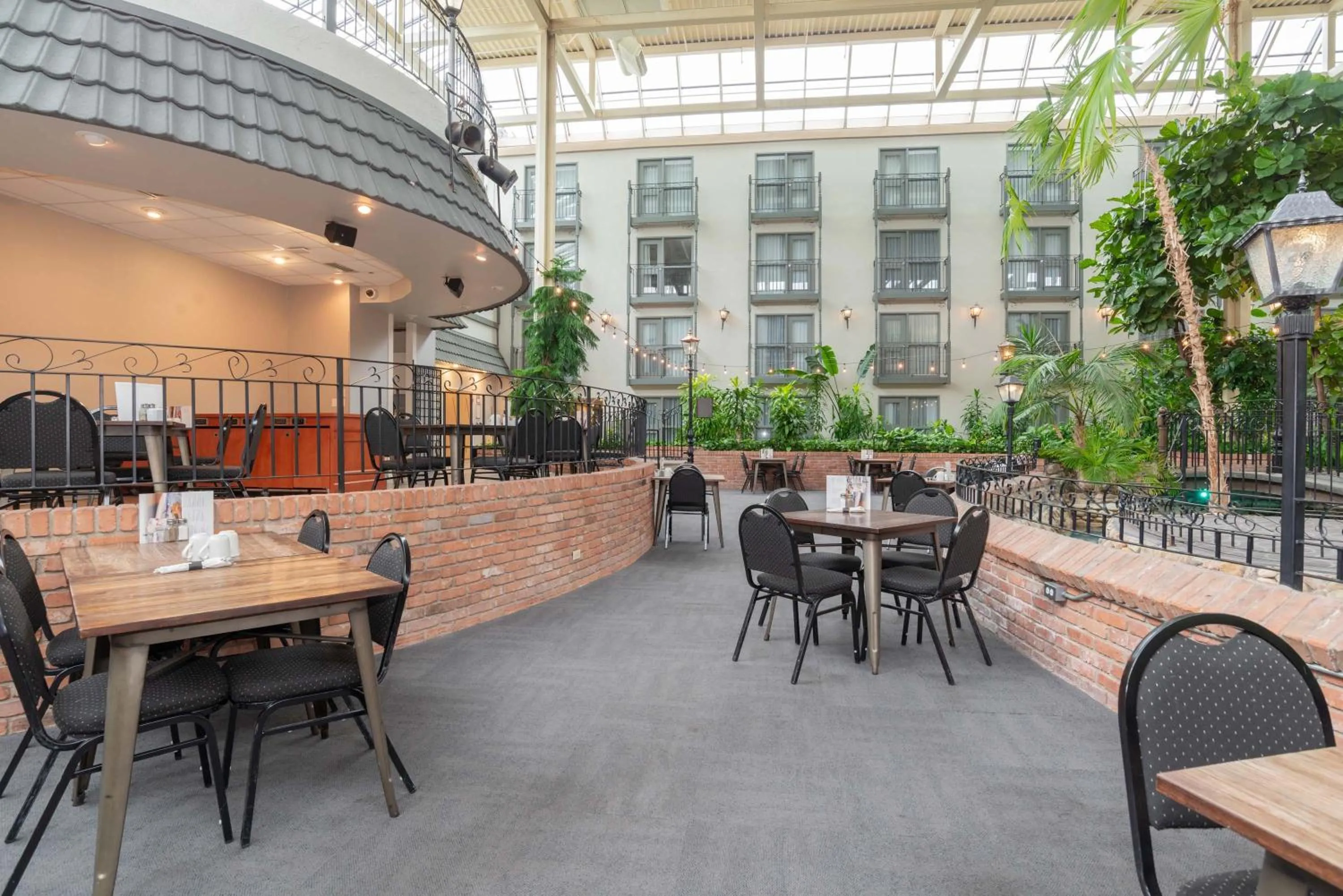 Inner courtyard view in Sandman Signature Lethbridge Lodge