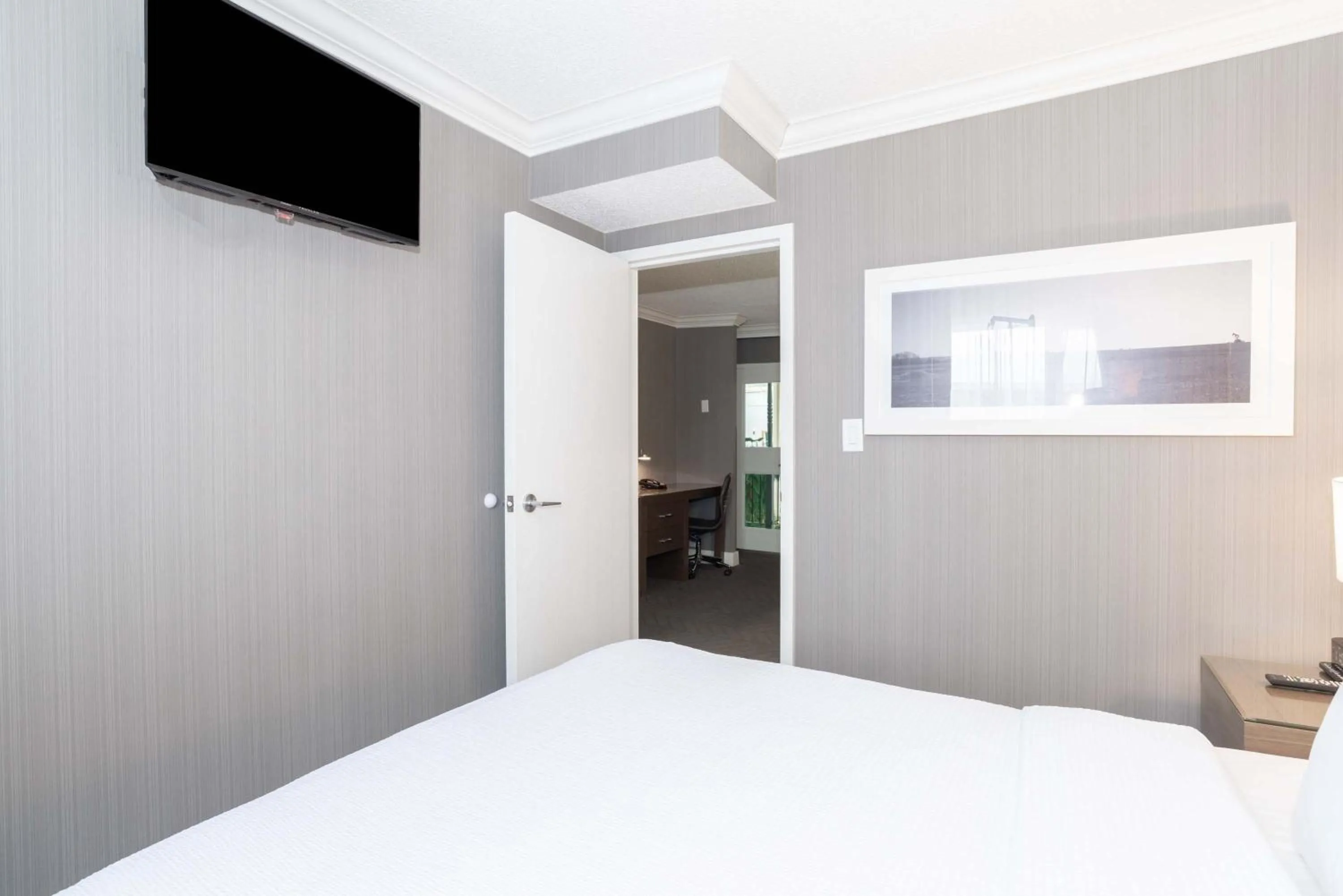 Photo of the whole room, Bed in Sandman Signature Lethbridge Lodge