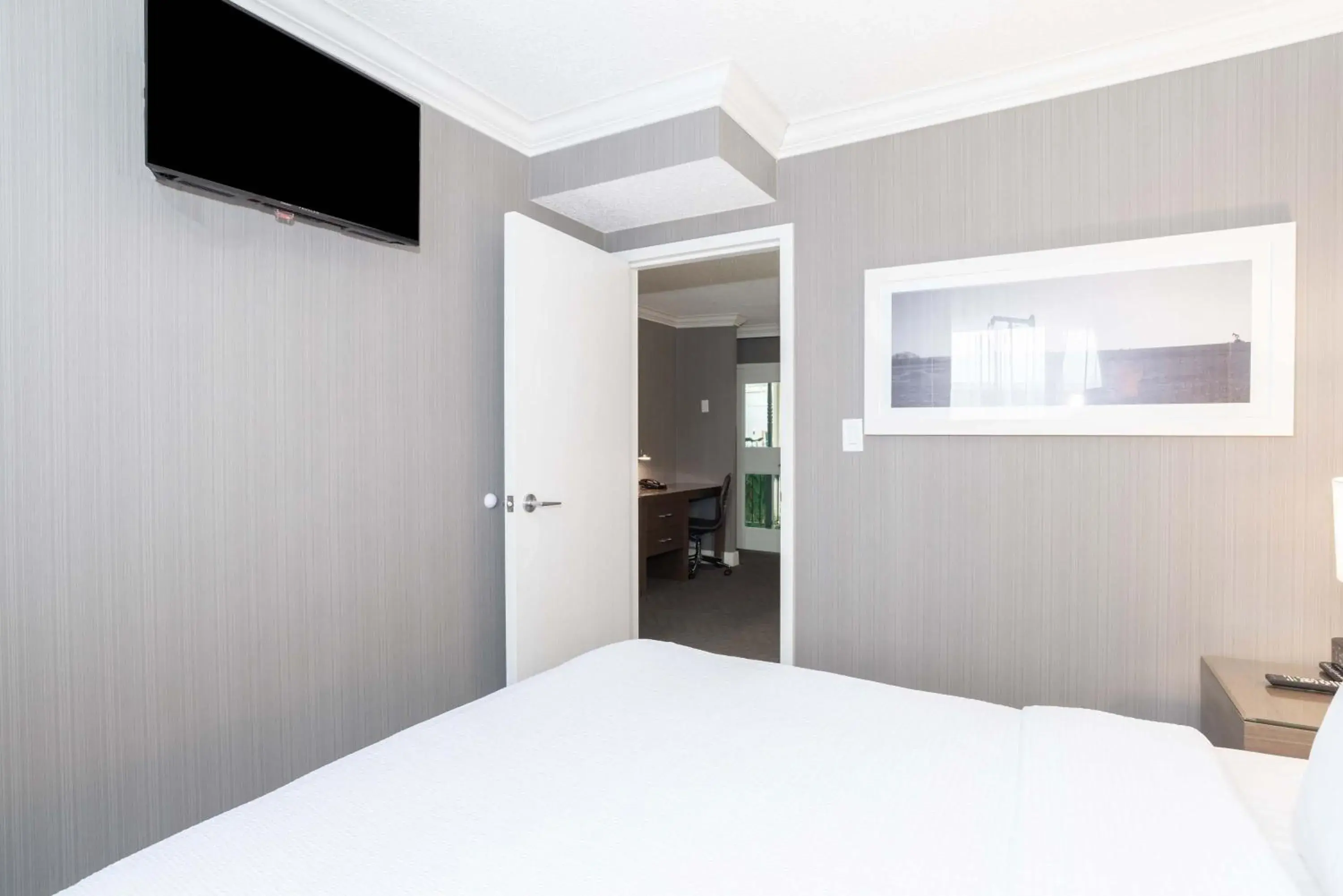 Photo of the whole room, Bed in Sandman Signature Lethbridge Lodge Photo of the whole room, Bed in Sandman Signature Lethbridge Lodge