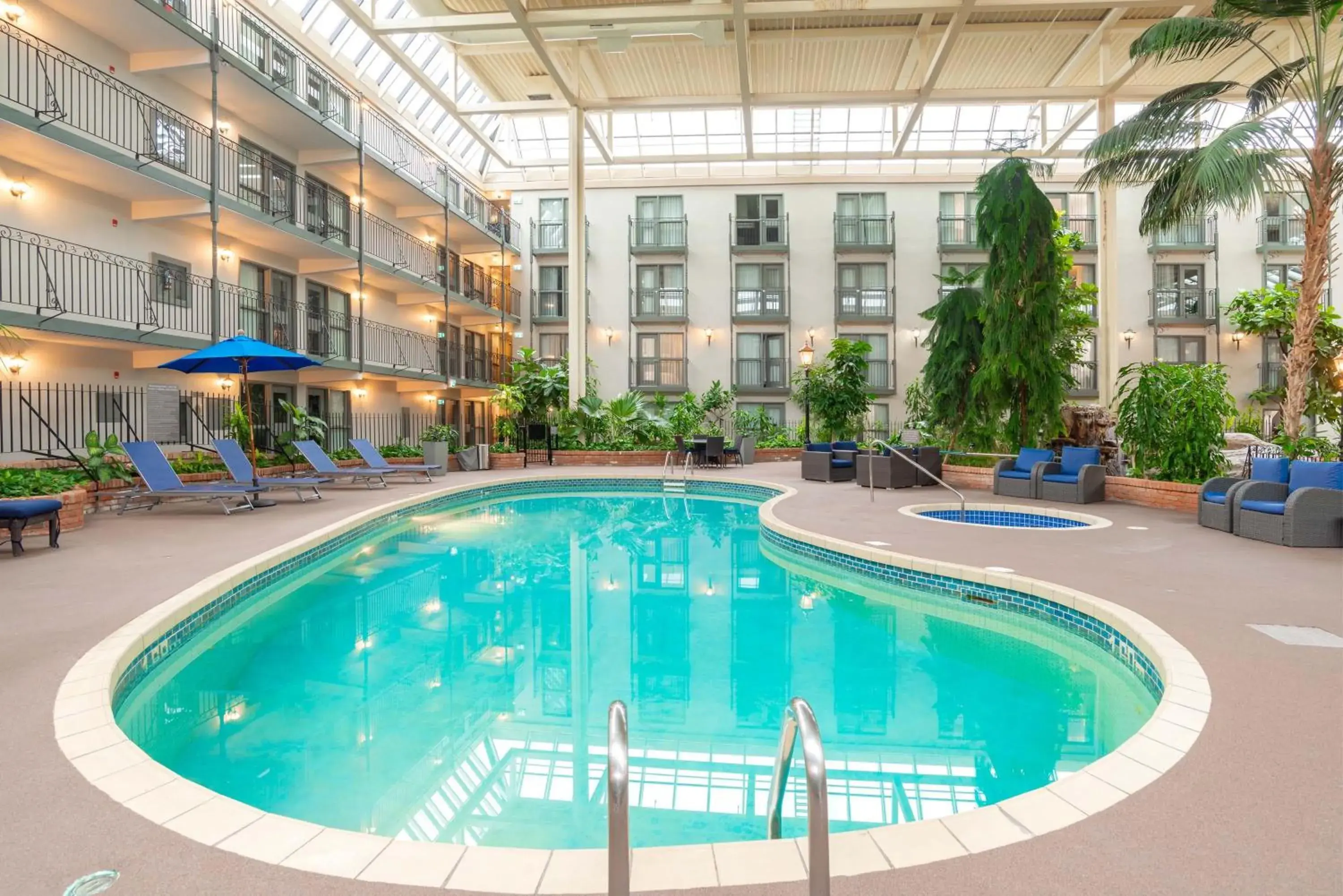 Swimming pool in Sandman Signature Lethbridge Lodge Swimming pool in Sandman Signature Lethbridge Lodge