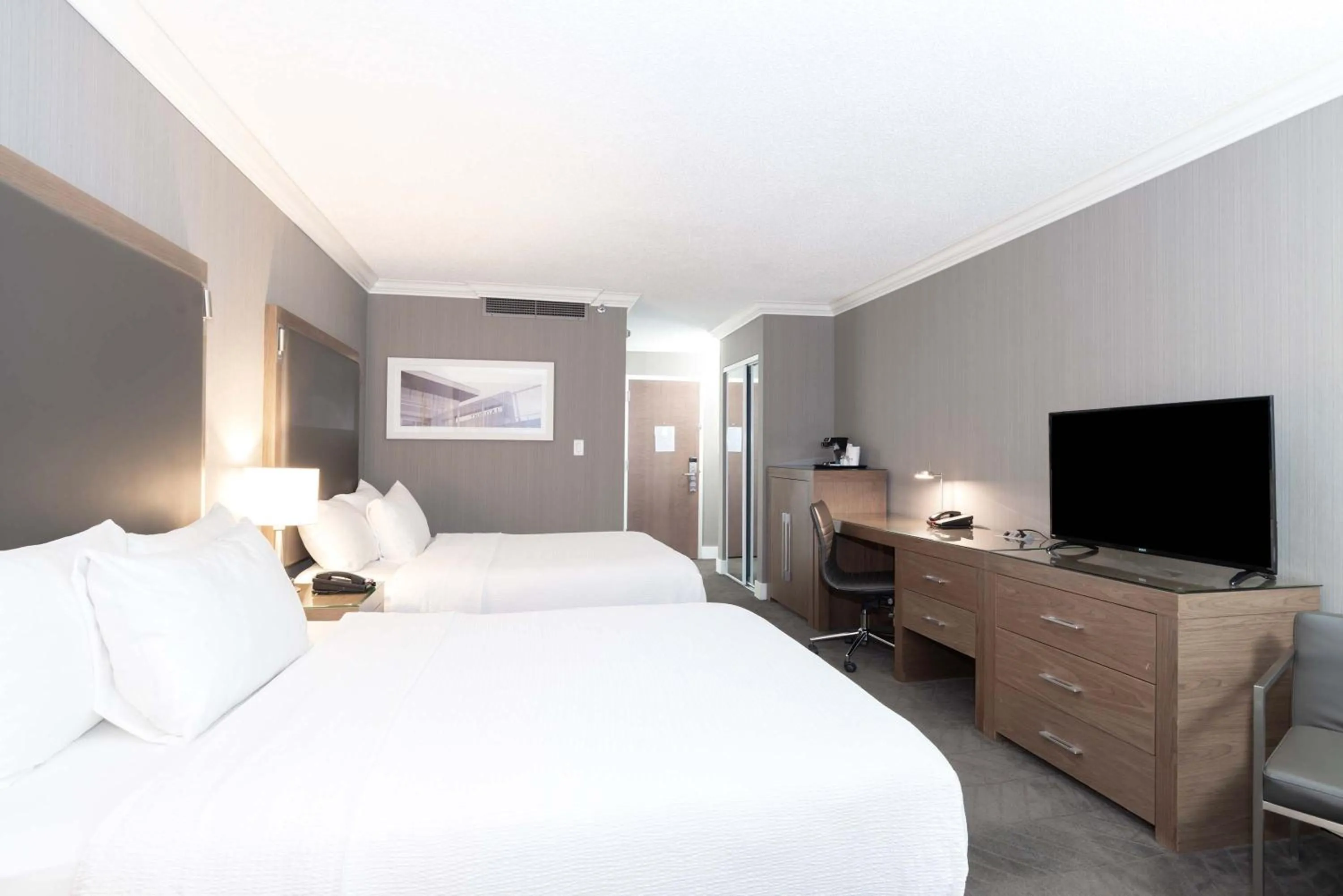 Photo of the whole room, Bed in Sandman Signature Lethbridge Lodge