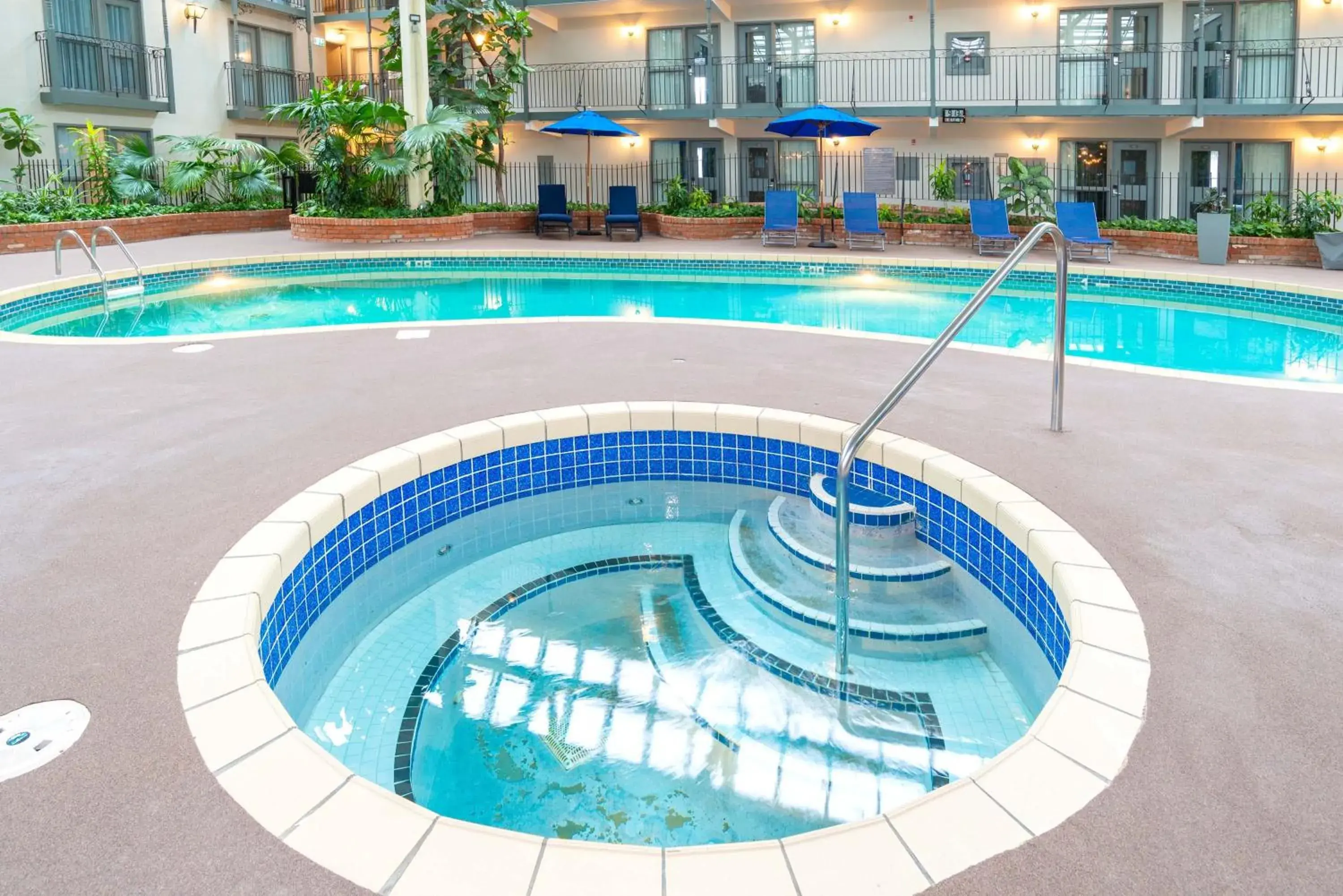 Swimming pool in Sandman Signature Lethbridge Lodge Swimming pool in Sandman Signature Lethbridge Lodge